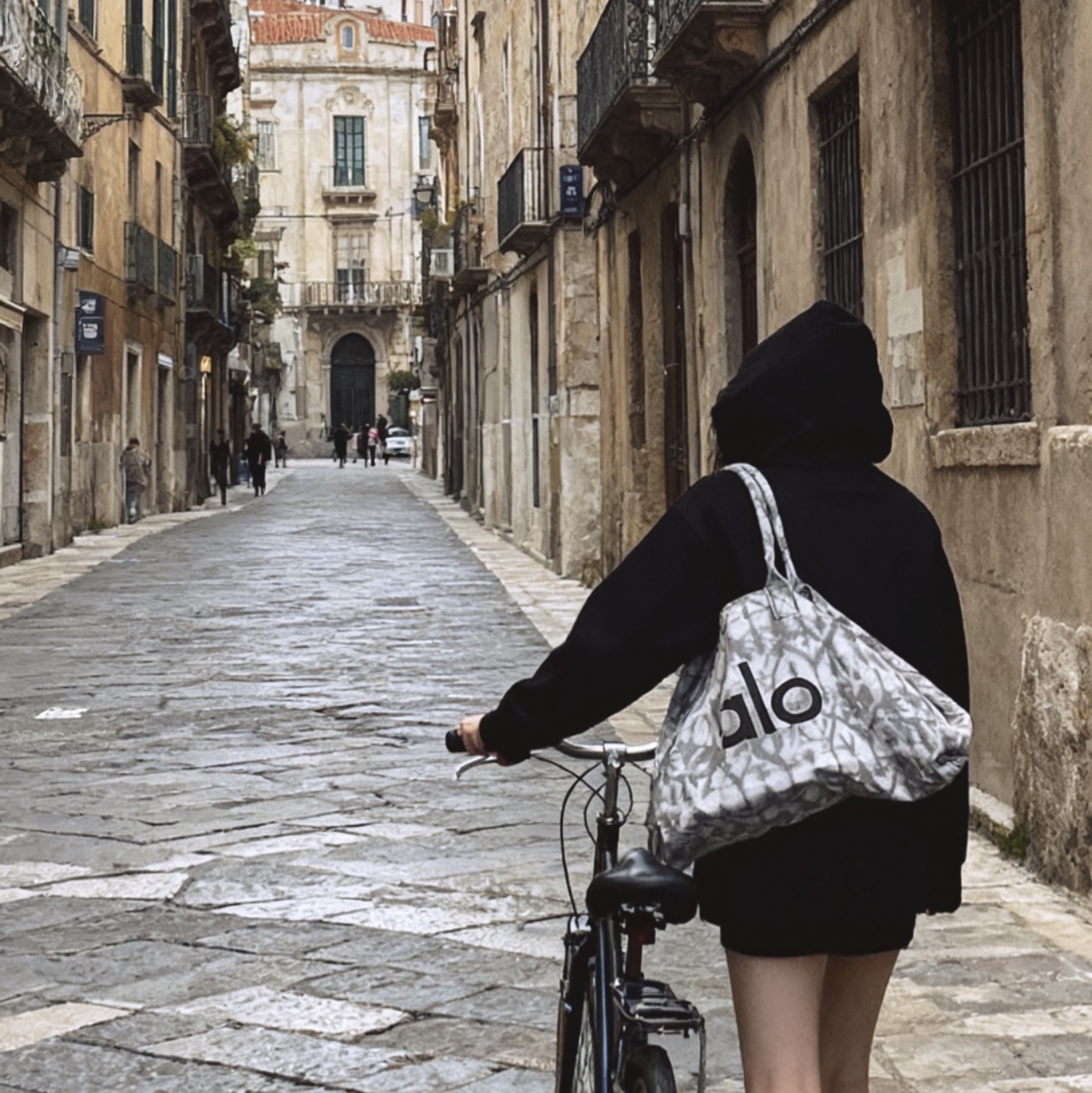 Alo Yoga Iconic Shopper Tote Bag Grey Tiedye 착용 스타일