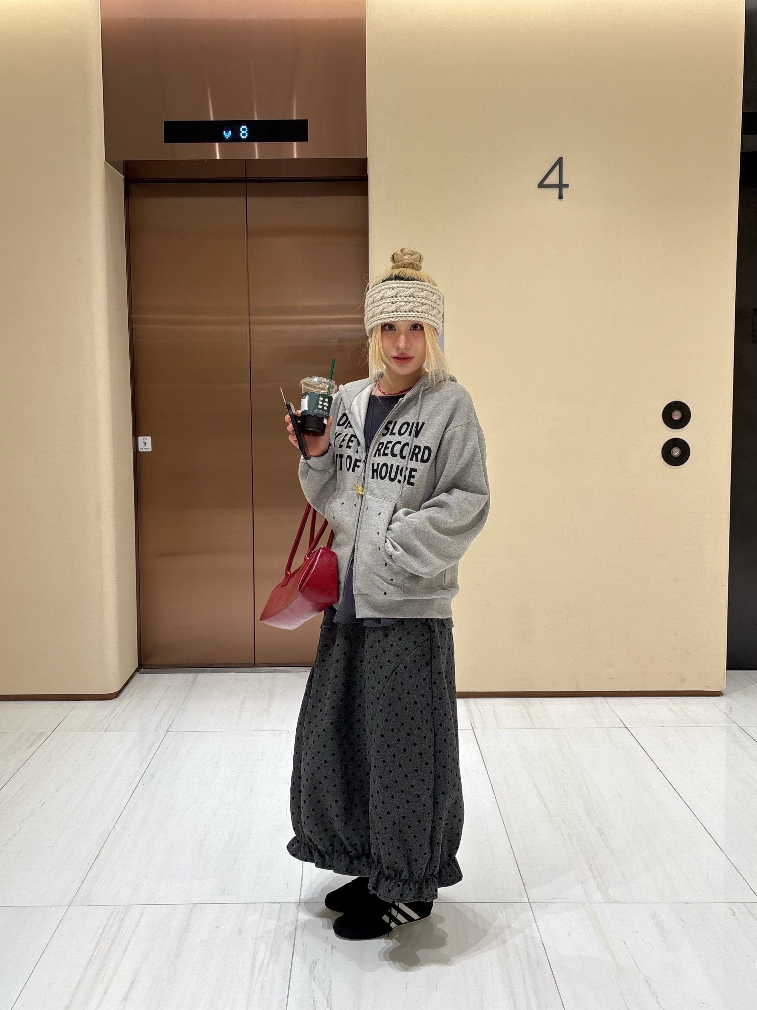 SLOW RECORD HOUSE Typo Star Hood Zip-Up Grey 착용 스타일 - 3