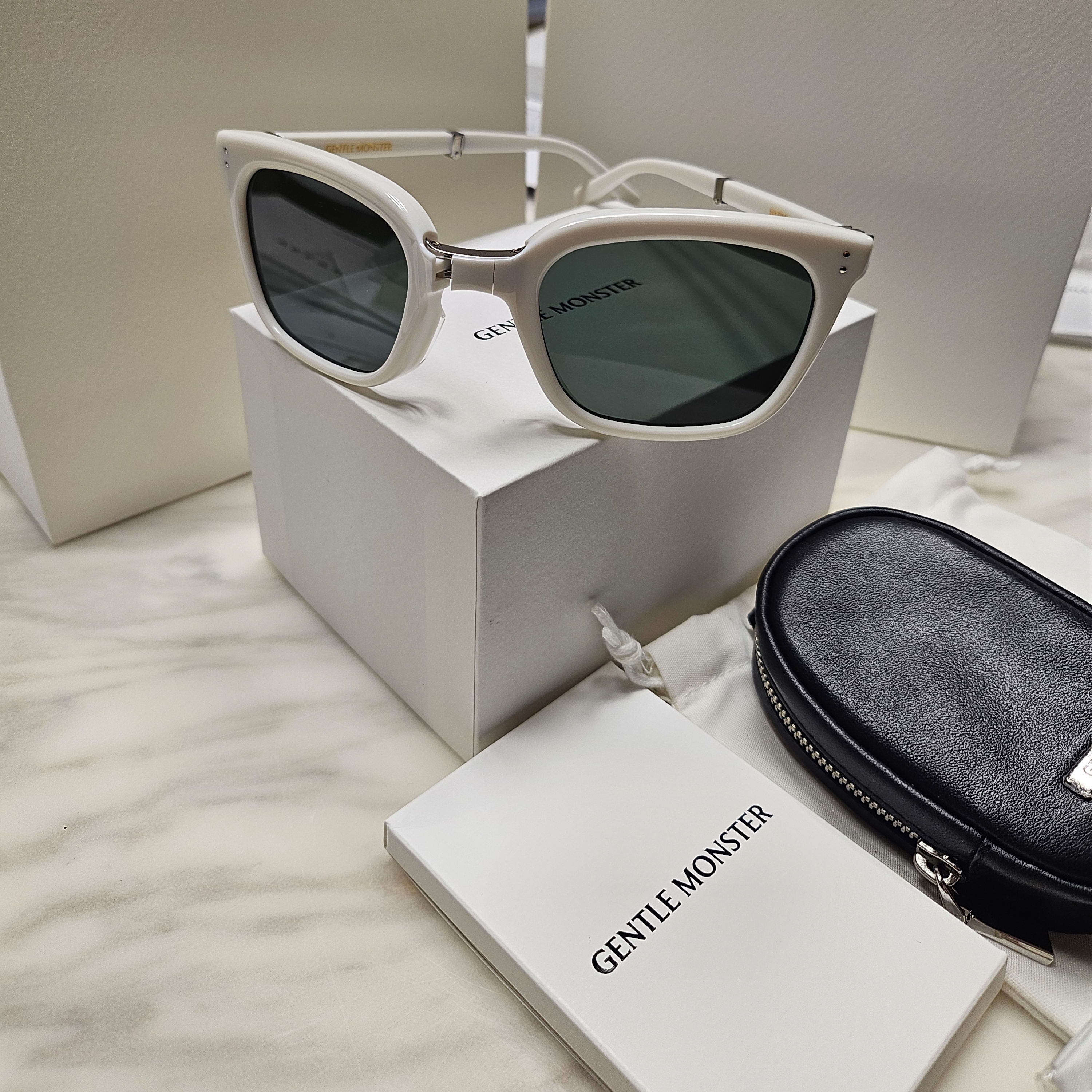Gentle Monster Matiny W2 White Black, Gentle Monster Matiny 01 Black Black 착용 스타일 - 4