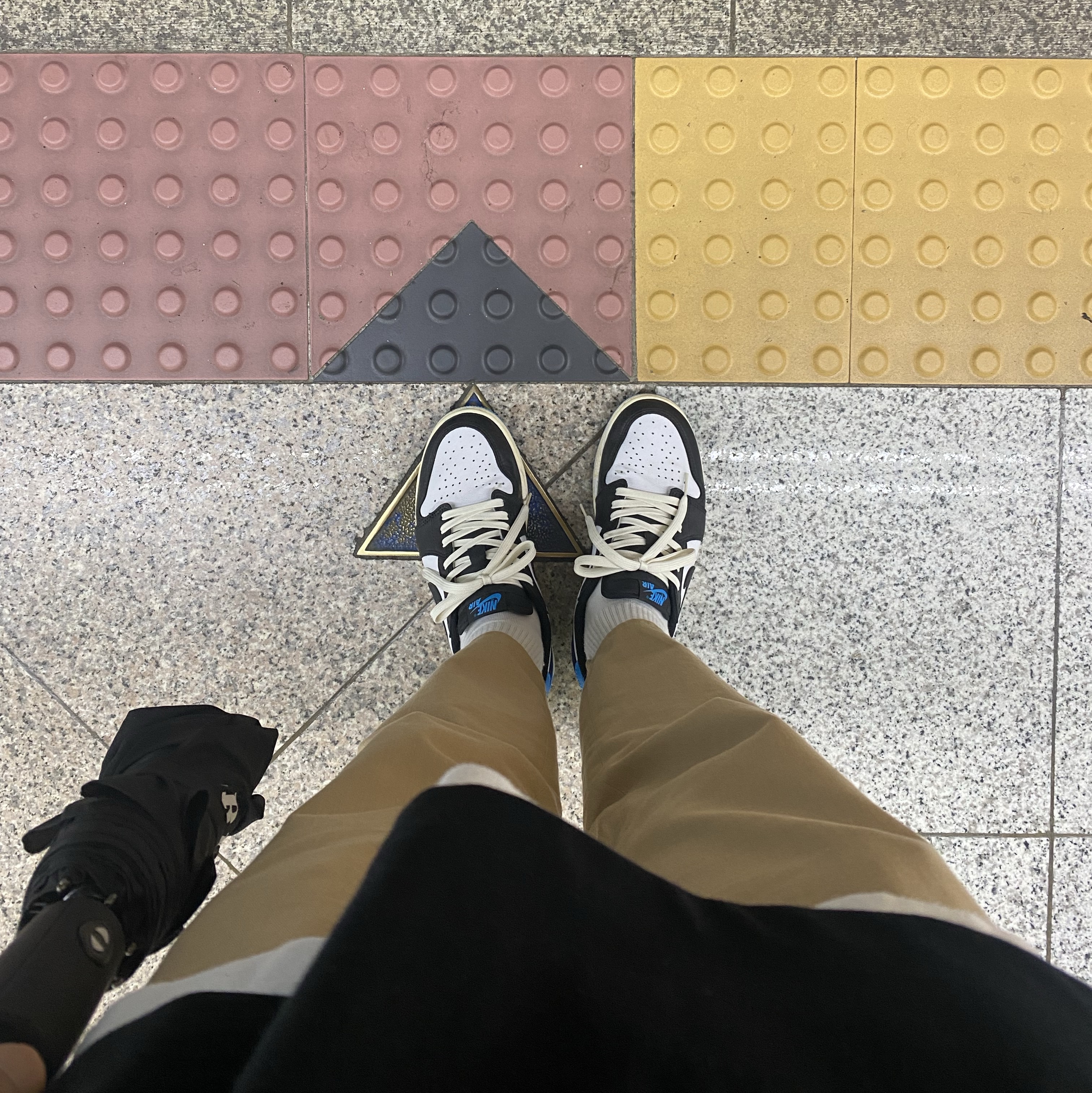 Jordan 1 Retro Low OG Black and Dark Powder Blue 착용 스타일