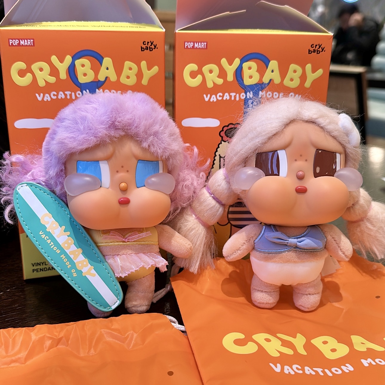 Pop Mart Crybaby Vacation Mode On Series Vinyl Plush Pendant Chilling on the Beach (Opened Case), Pop Mart Crybaby Vacation Mode On Series Vinyl Plush Pendant Let's Surf (Opened Case) 착용 스타일
