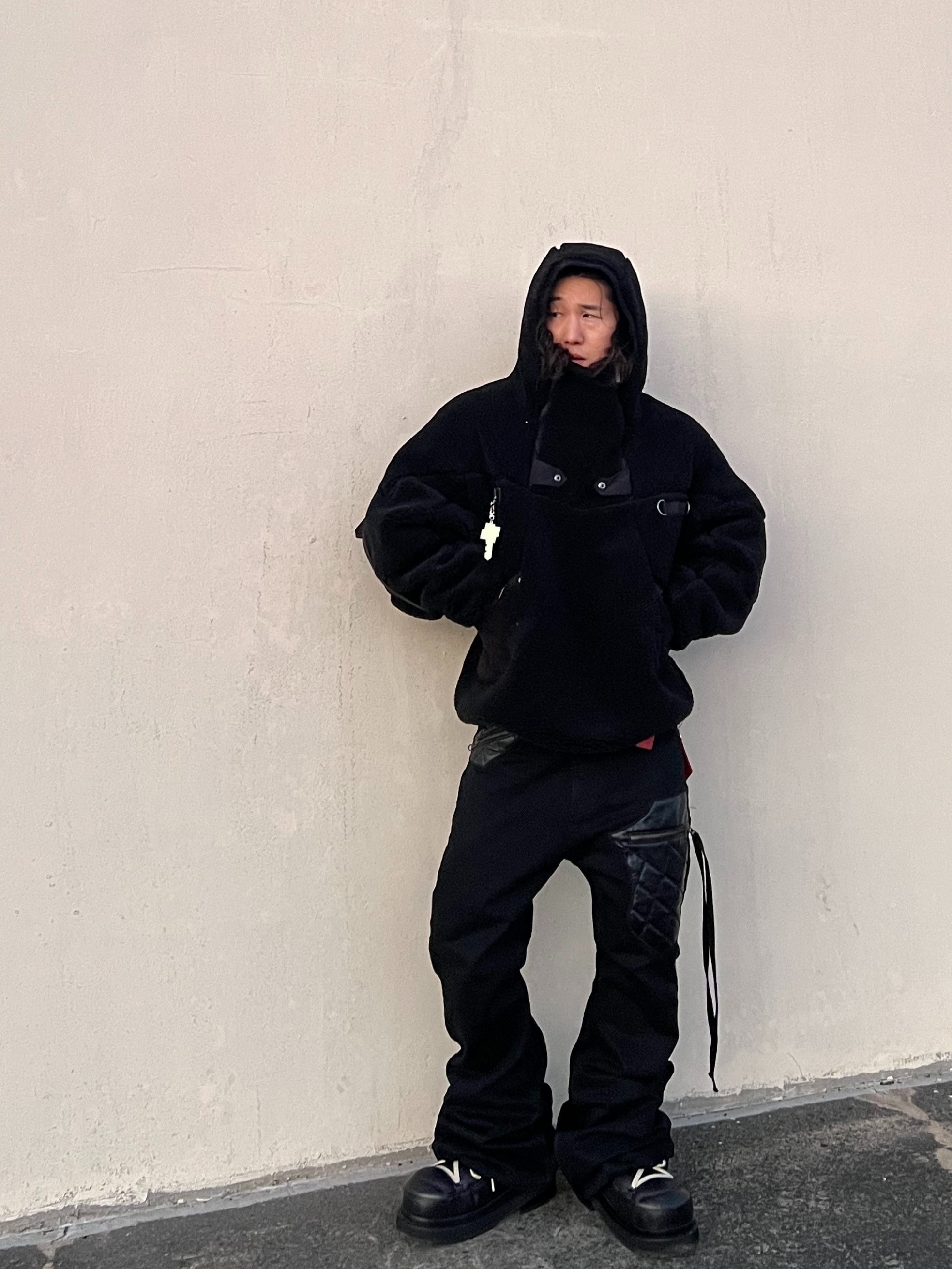 emostanceclub Leather Patch Flared Jeans Black 착용 스타일 - 5