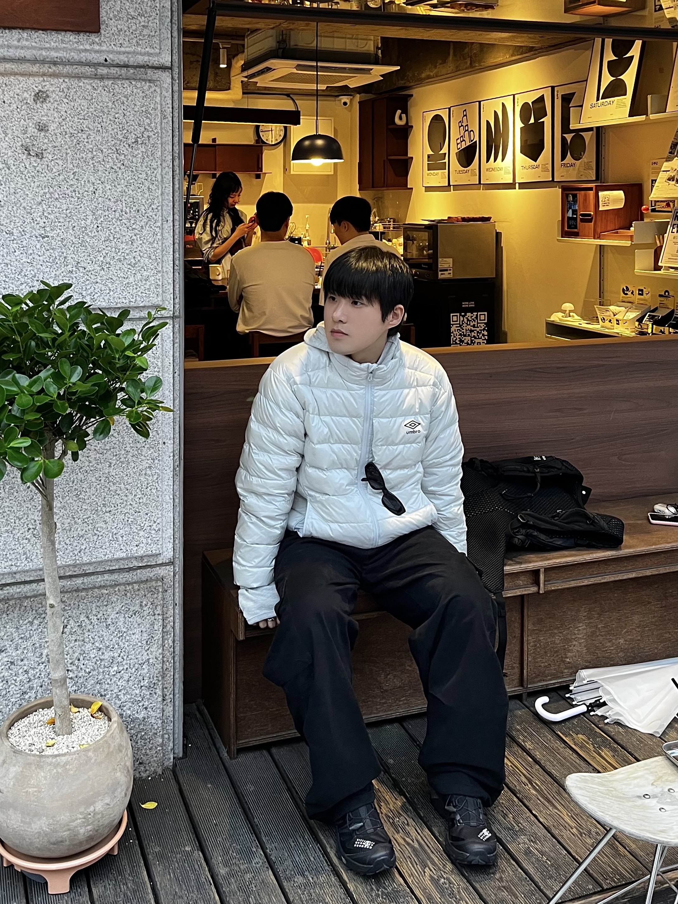 noun Washed Cargo Pants Black, Salomon x MM6 Maison Margiela XT-4 Mule Black 착용 스타일 - 1