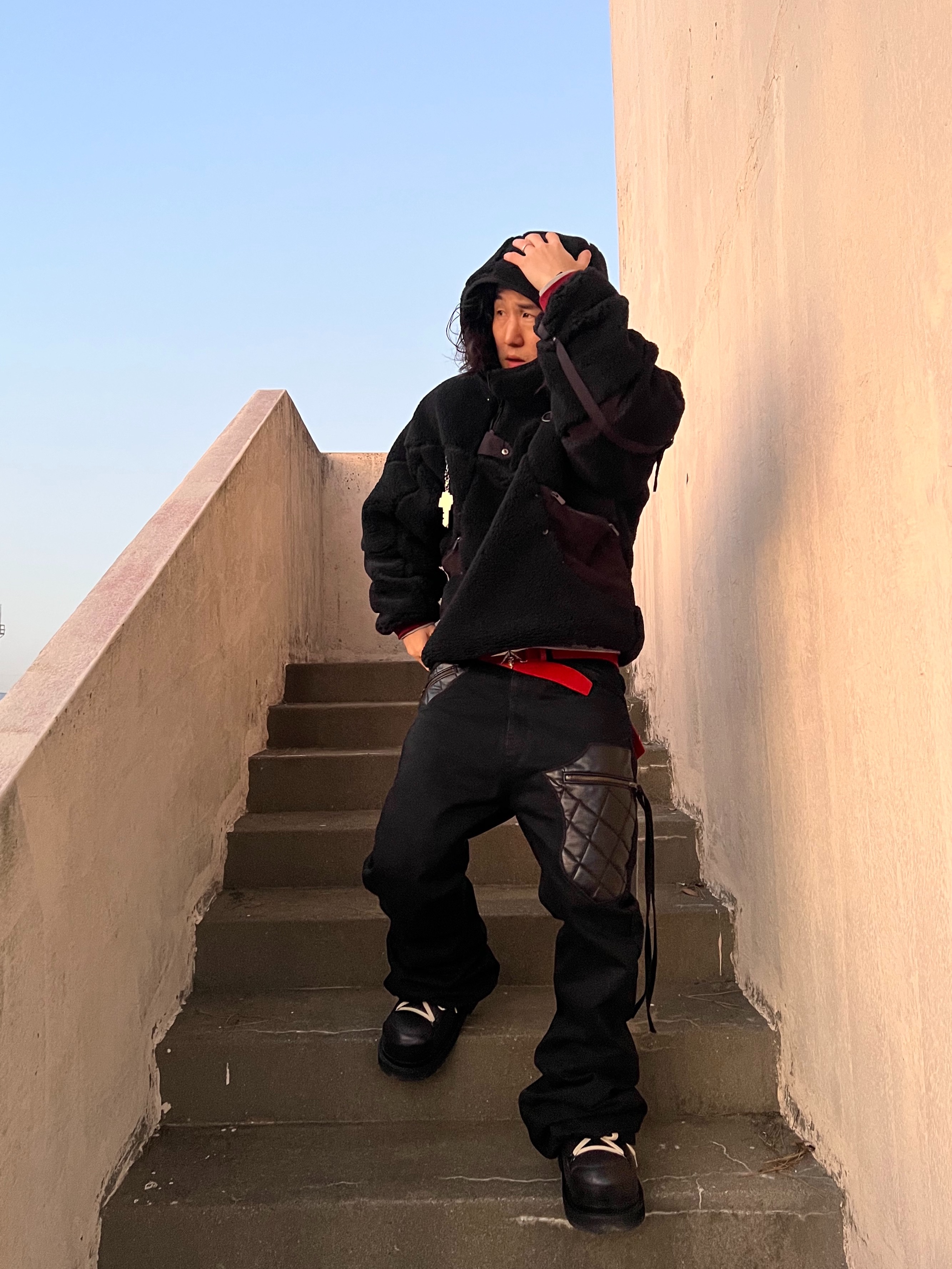 emostanceclub Leather Patch Flared Jeans Black 착용 스타일 - 1