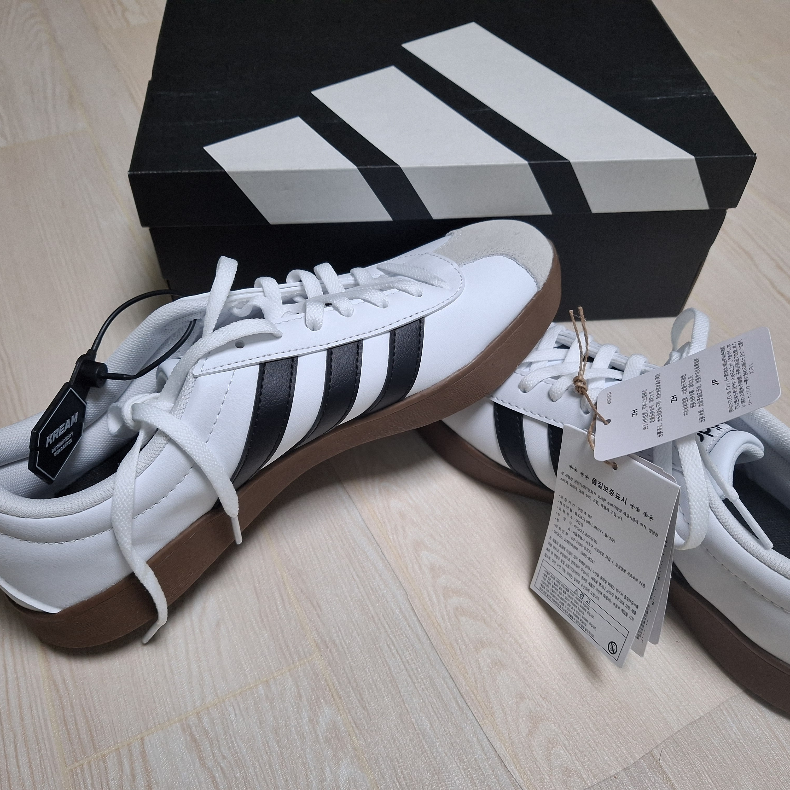 Adidas VL Court Base Cloud White Core Black 착용 스타일