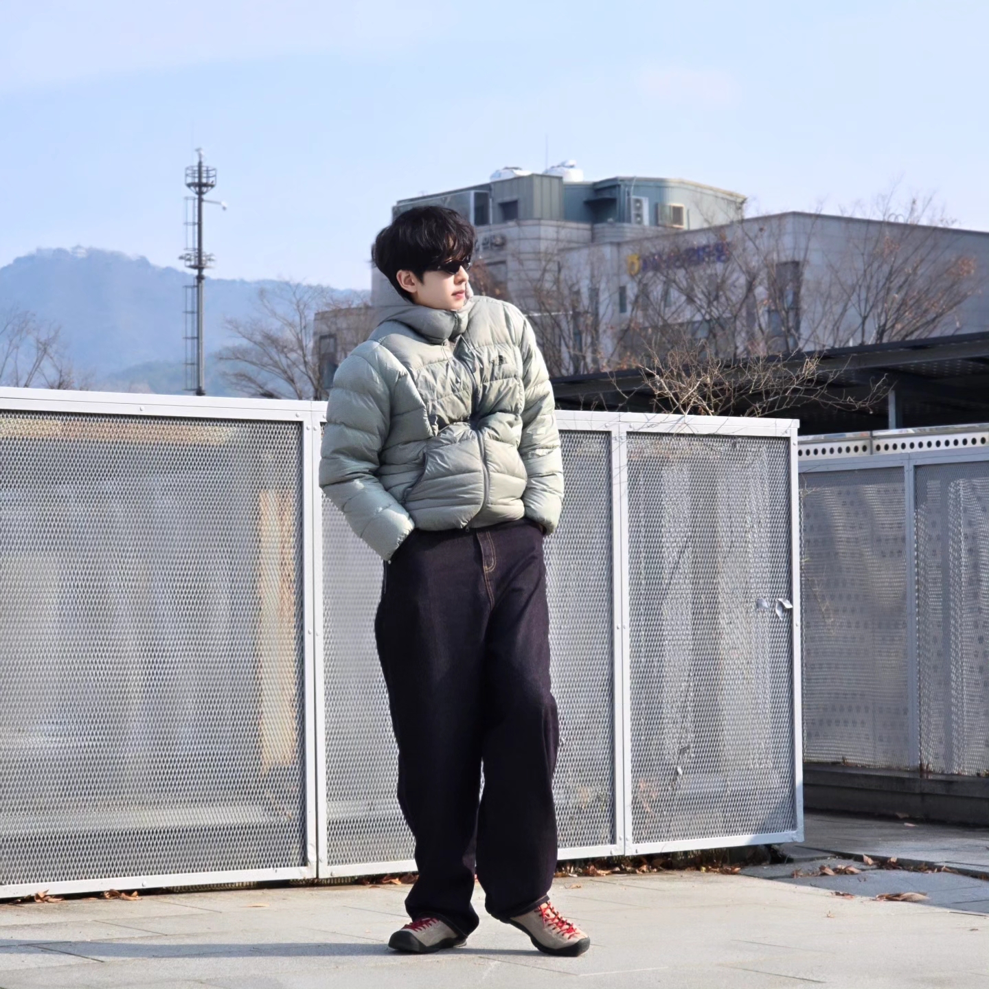 The North Face Ruta Down Jacket Light Khaki - 25SS, Suade Contour Pocket Denim Raw Indigo 착용 스타일 - 5