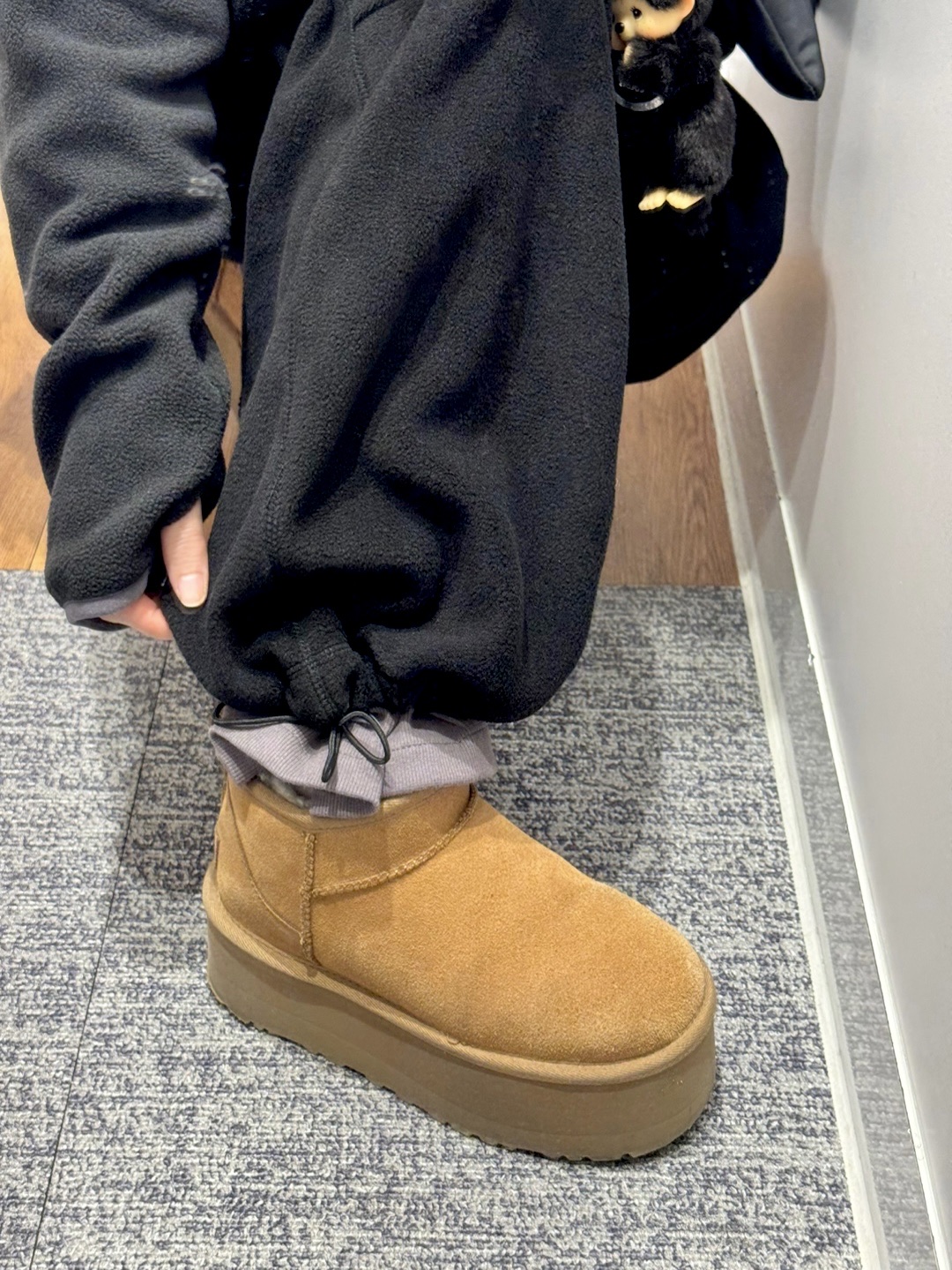 (W) UGG Classic Ultra Mini Platform Boots Chestnut, COS Tri-Fold Padded Crossbody Bag Black 착용 스타일 - 3