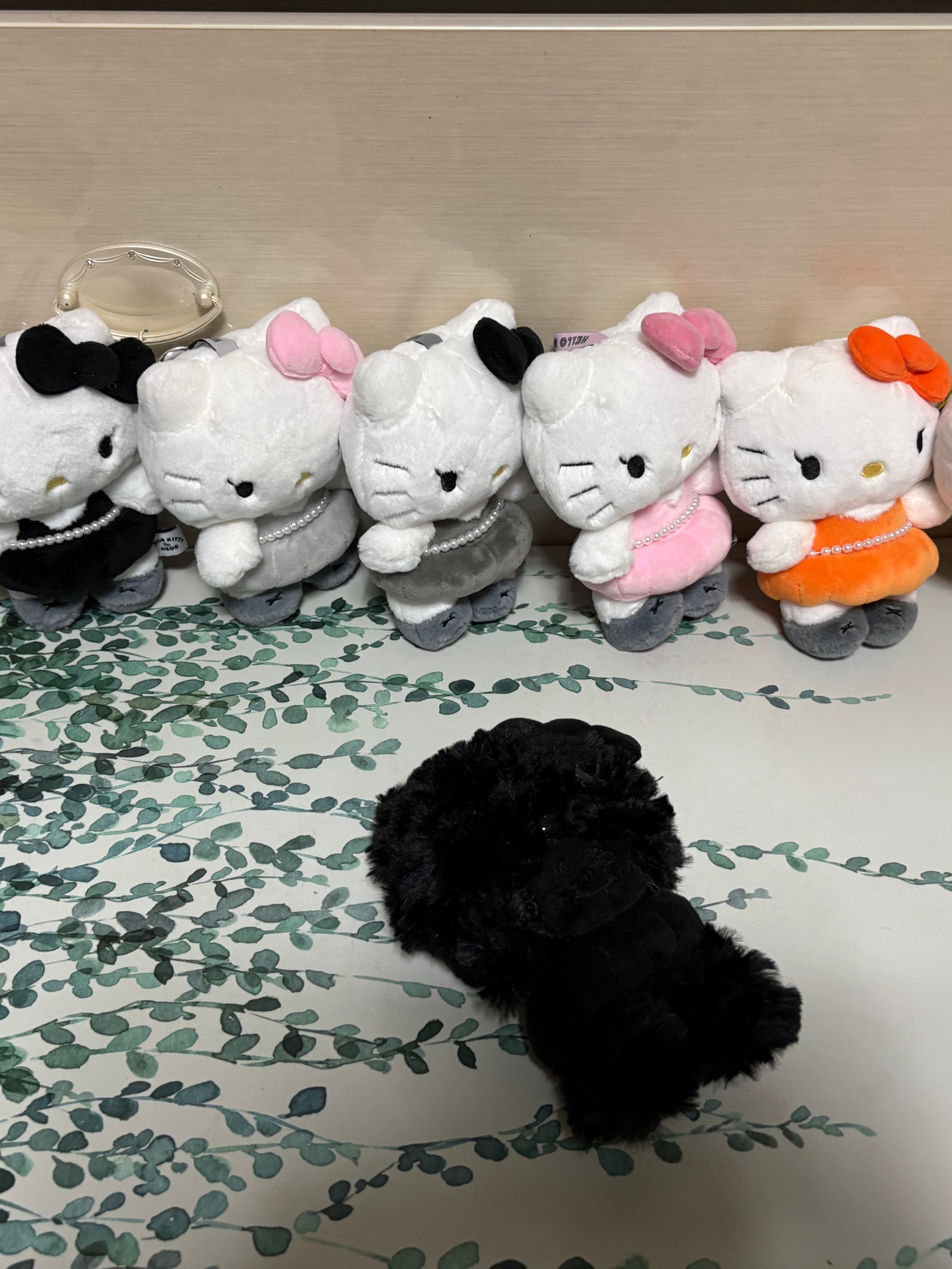 HELLO KITTY x JISOO Plush Keychain Secret Black (Opened Case) 착용 스타일