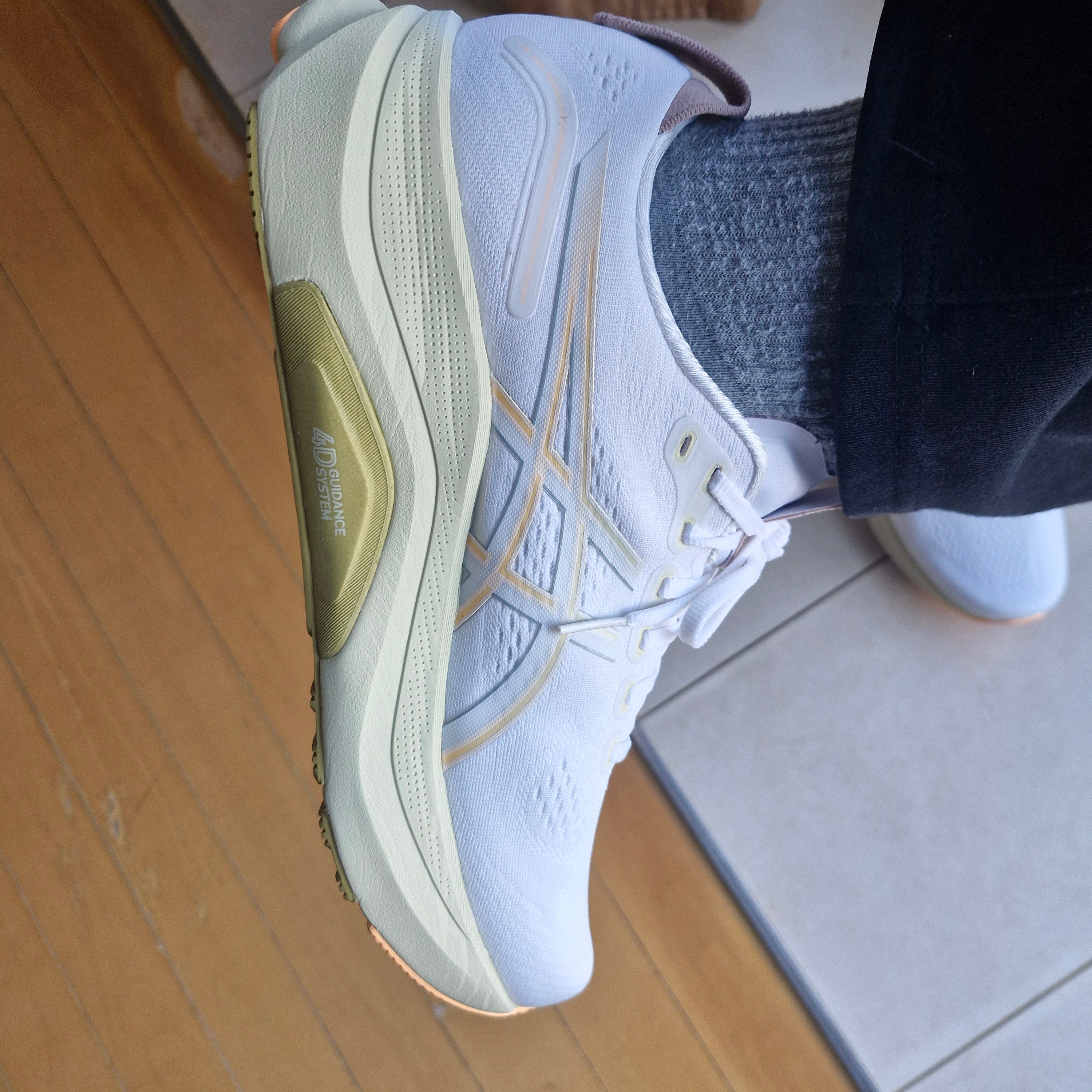 Asics Gel-Kayano 32 White Orange Glow - 4E Extra Wide 착용 스타일 - 1