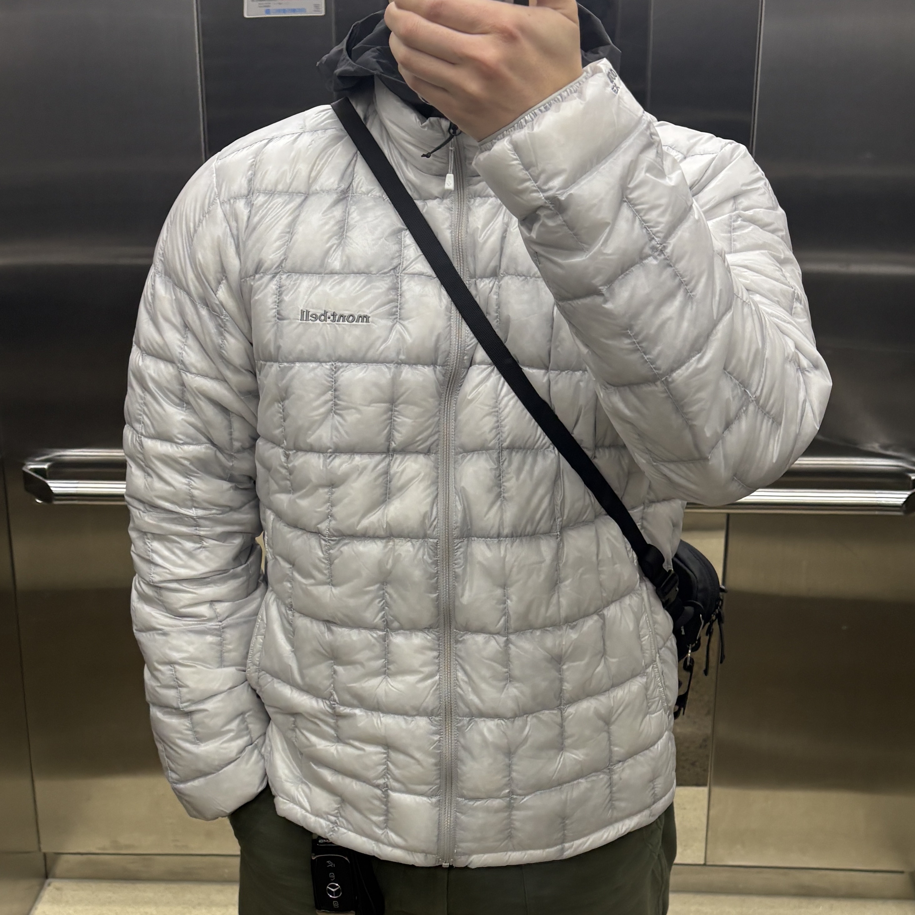 Montbell Plasma 1000 Down Jacket Light Silver, Arc'teryx Heliad 6 Crossbody Bag Black 착용 스타일