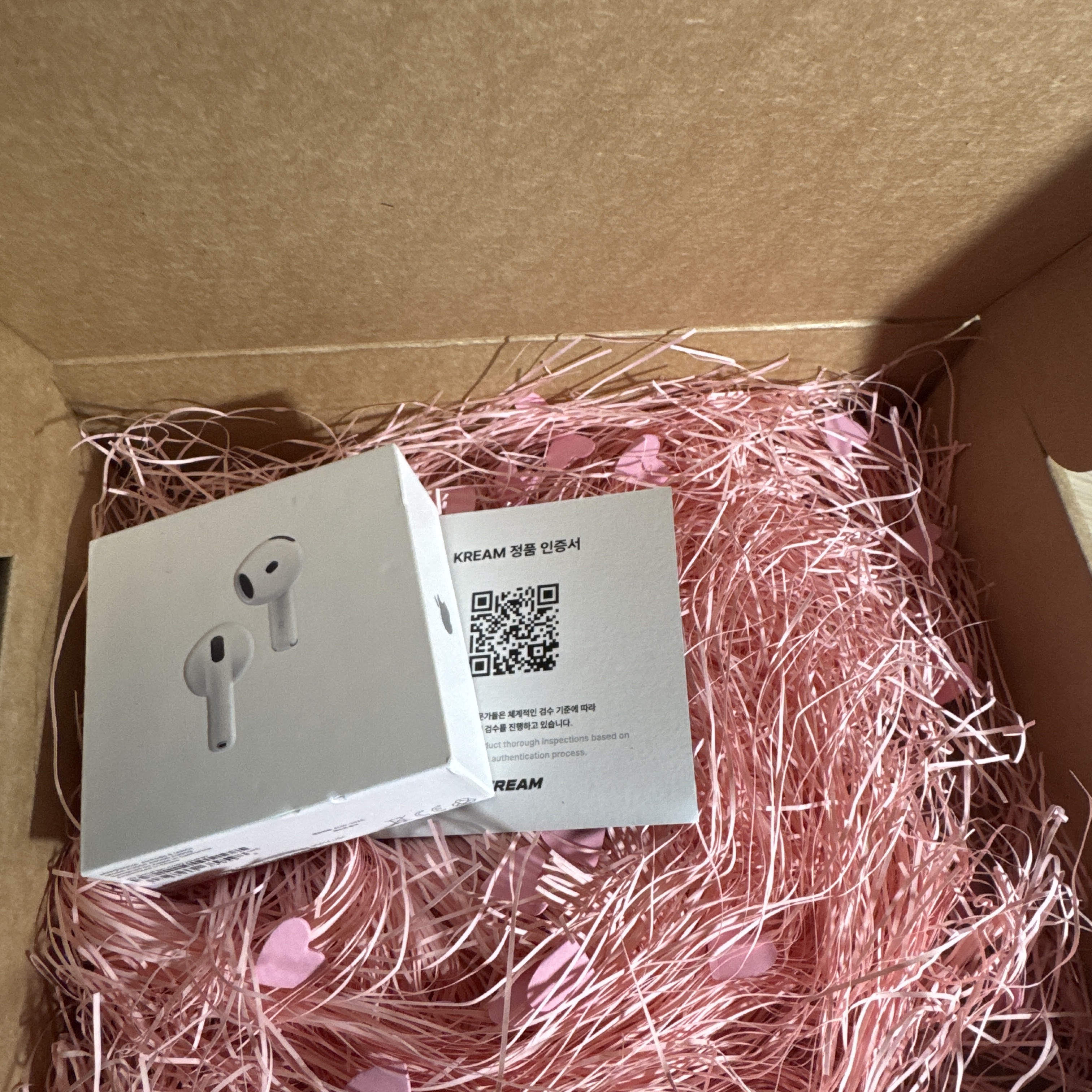 Apple AirPods 4th Gen with Active Noise Cancellation (Korean Ver.) 착용 스타일
