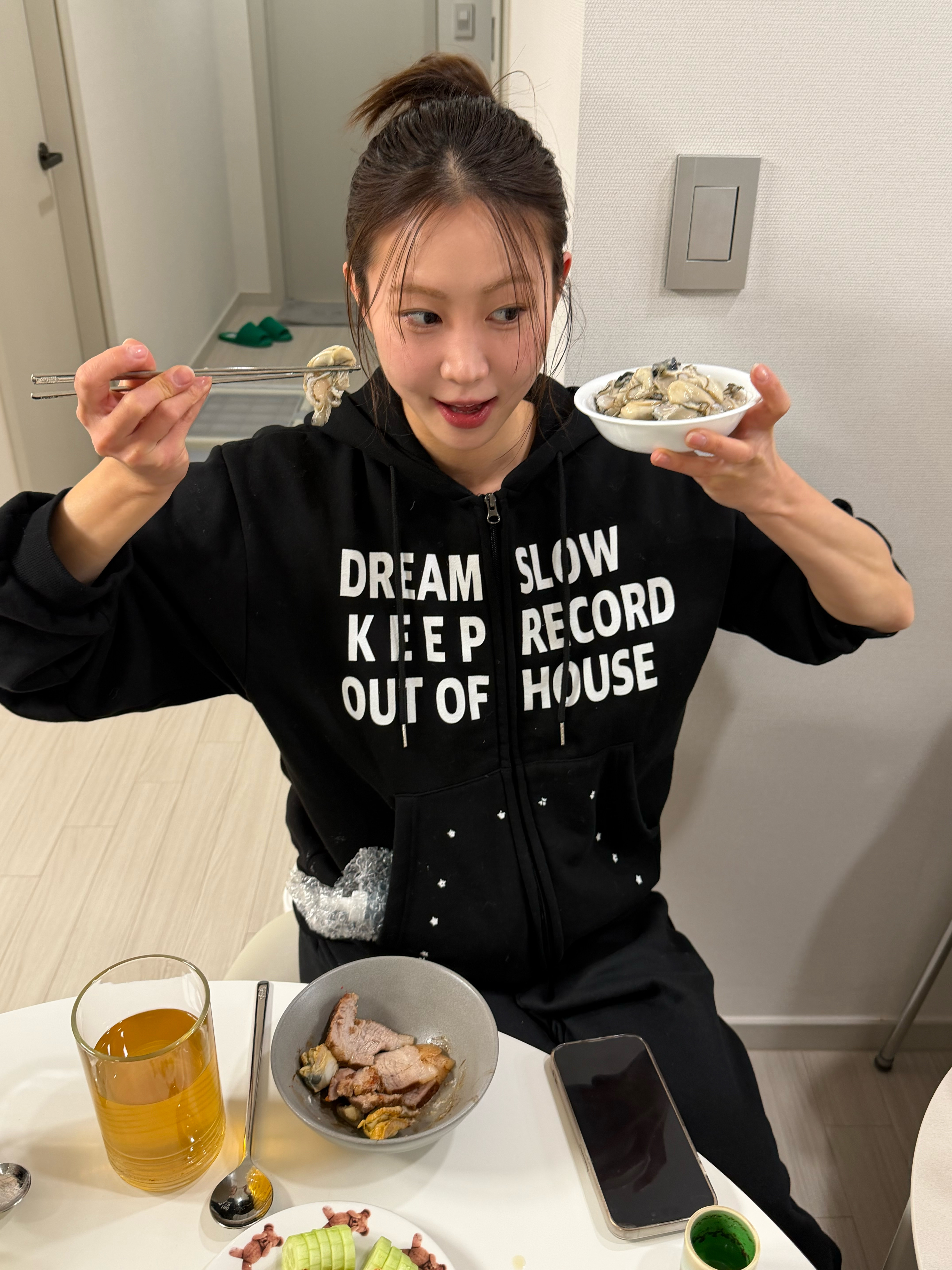SLOW RECORD HOUSE Typo Star Hood Zip-up Black 착용 스타일 - 2