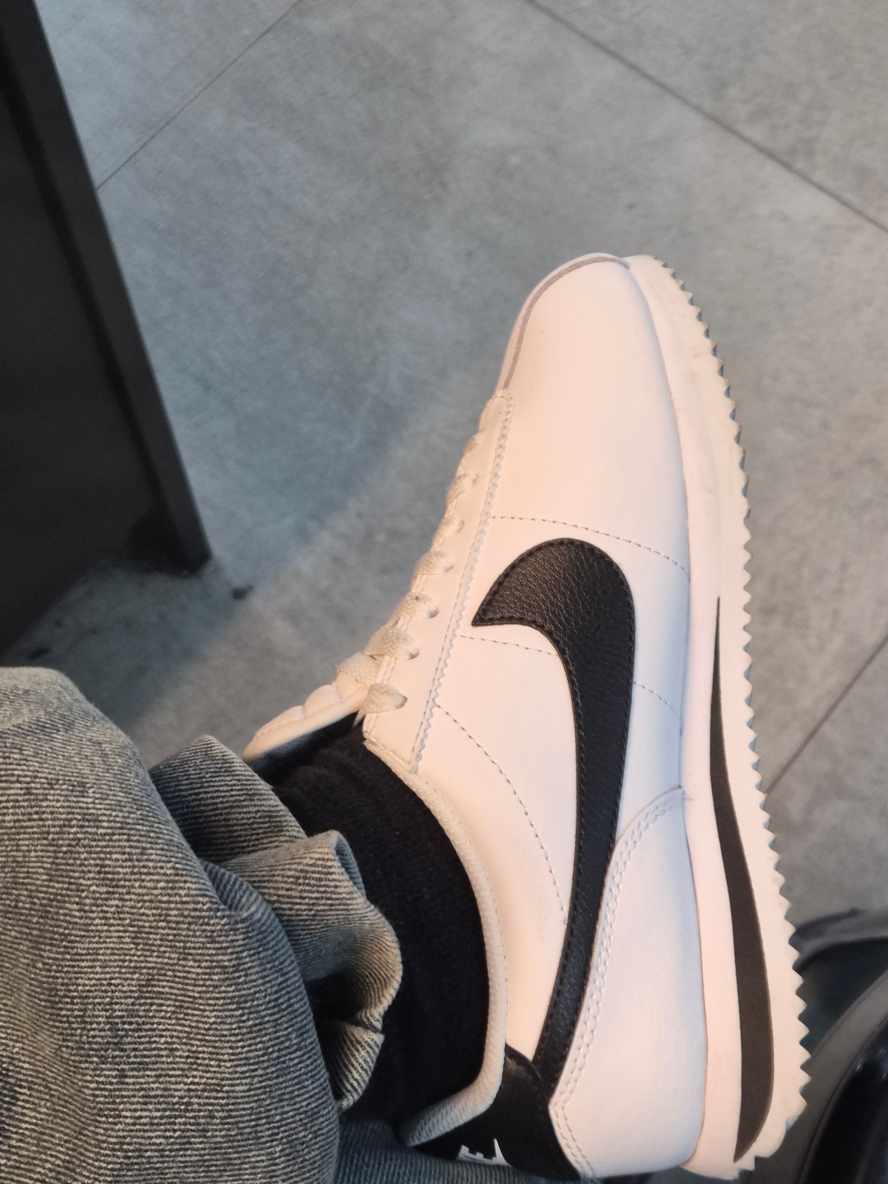 (W) Nike Cortez Leather White Black 착용 스타일 - 1