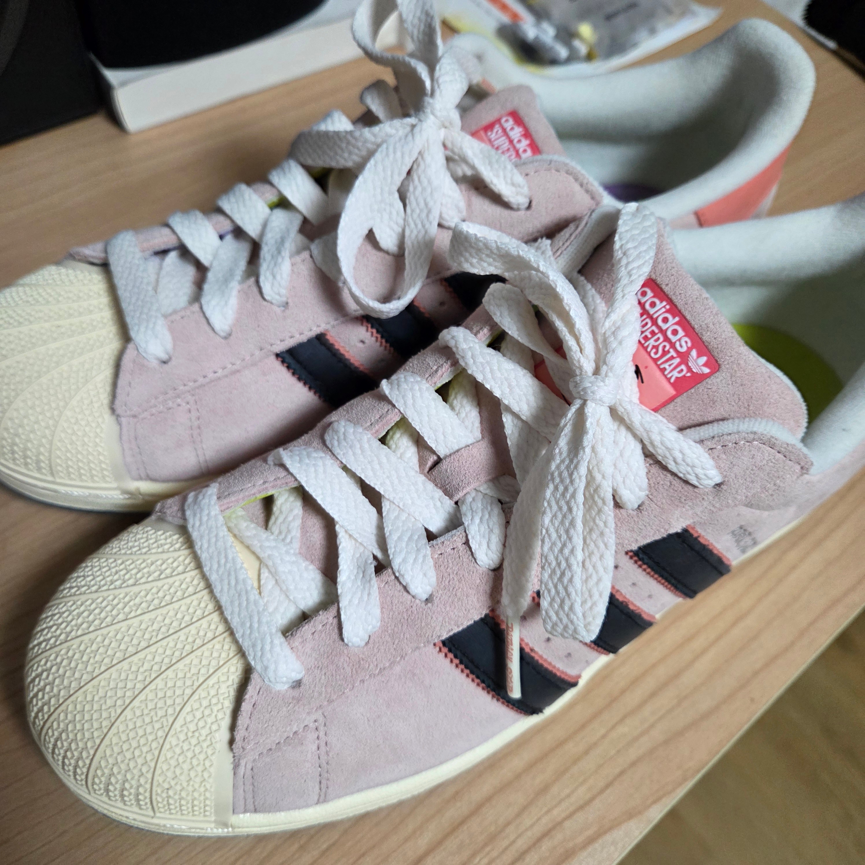 Adidas x Spongebob Patrick Superstar Black Core Black 착용 스타일