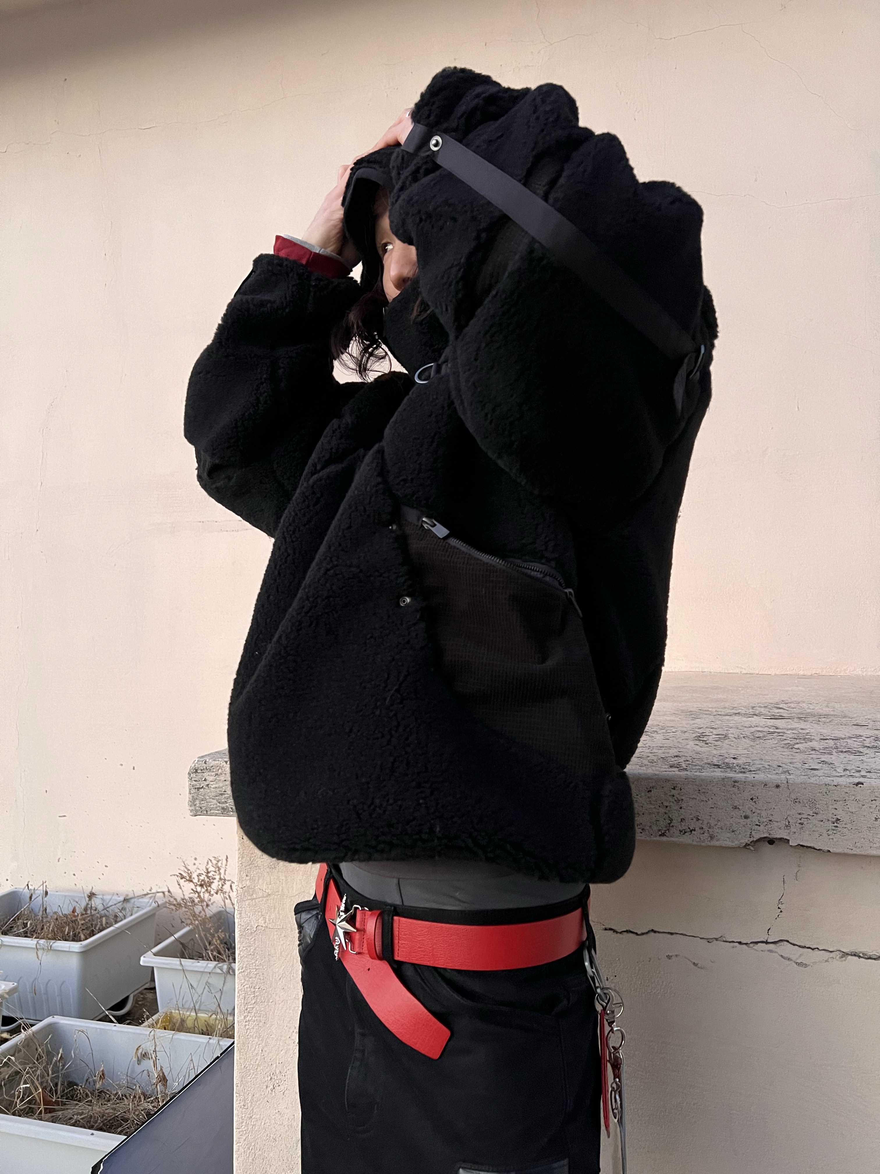 emostanceclub Leather Patch Flared Jeans Black 착용 스타일 - 4