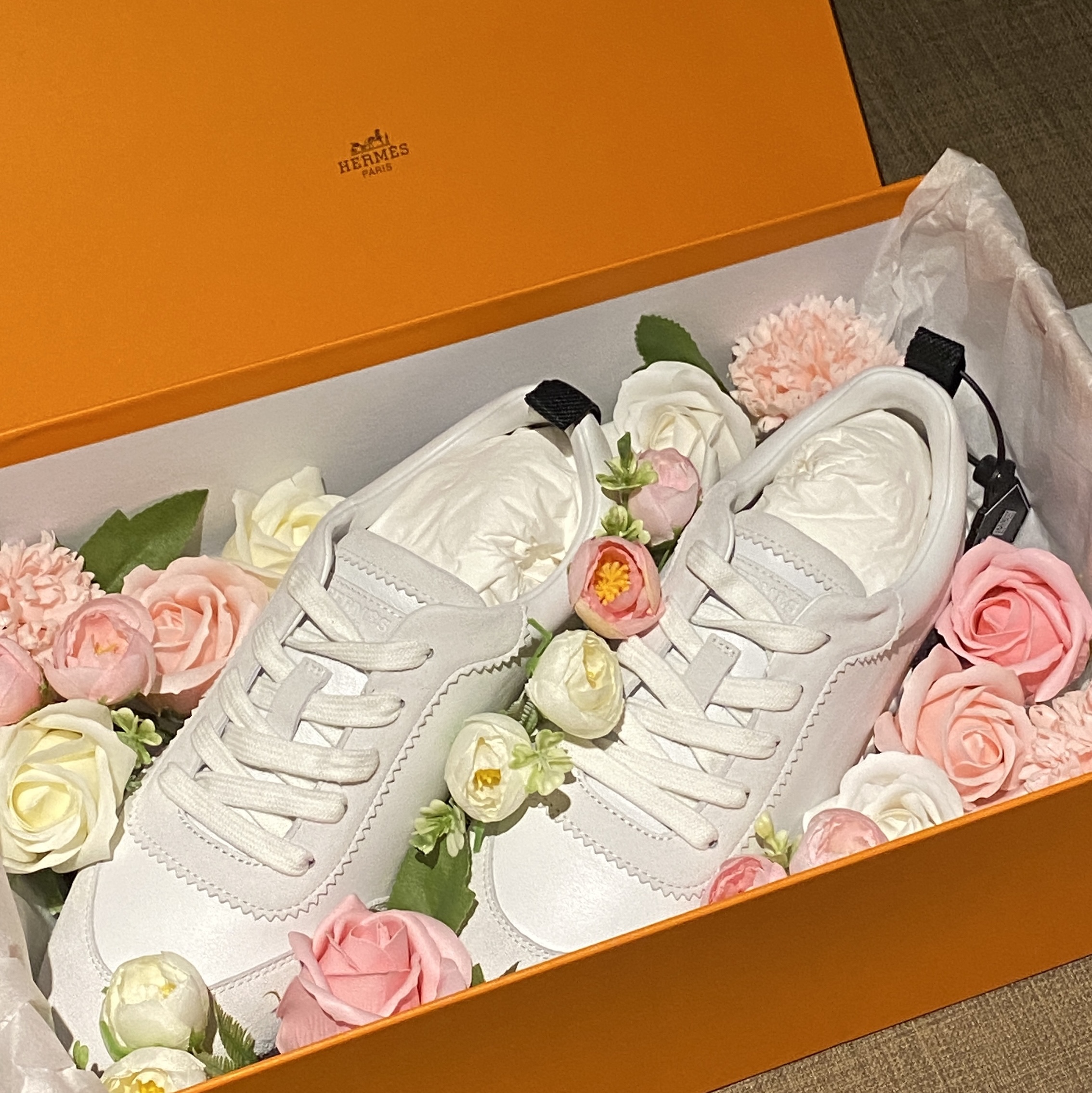 (W) Hermes Bouncing Sneakers Calfskin Suede Goatskin & Blanc 착용 스타일