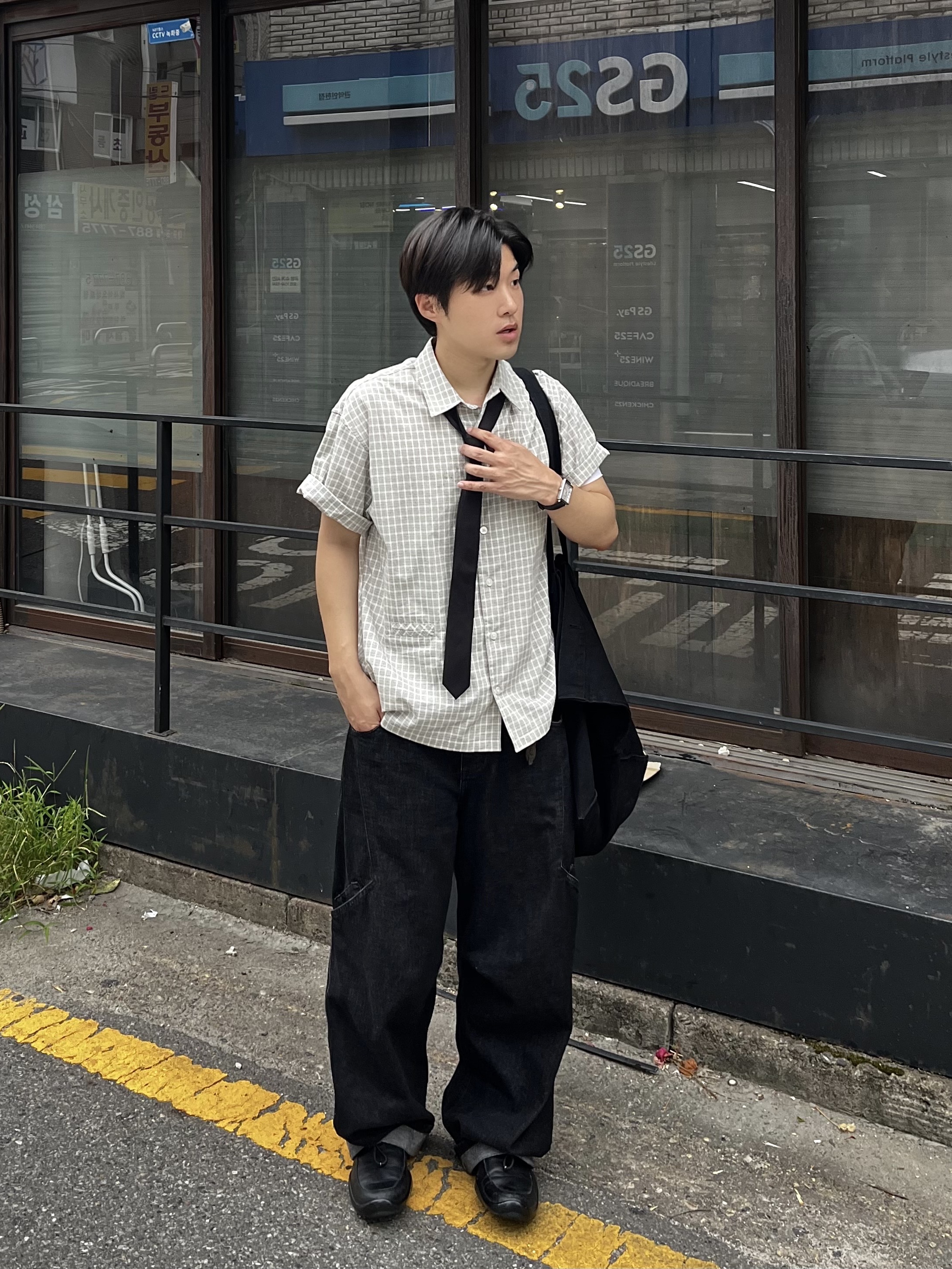noun Side Line Cargo Denim Pants Black 착용 스타일 - 3