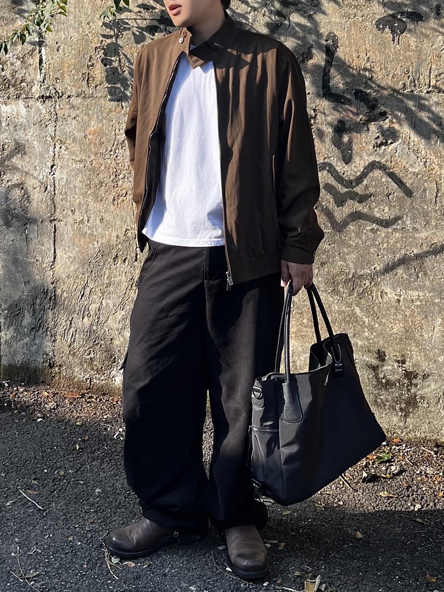 noun Washed Cargo Pants Black, MUCENT 4way Sigature Logo Tote Bag Black 착용 스타일 - 5