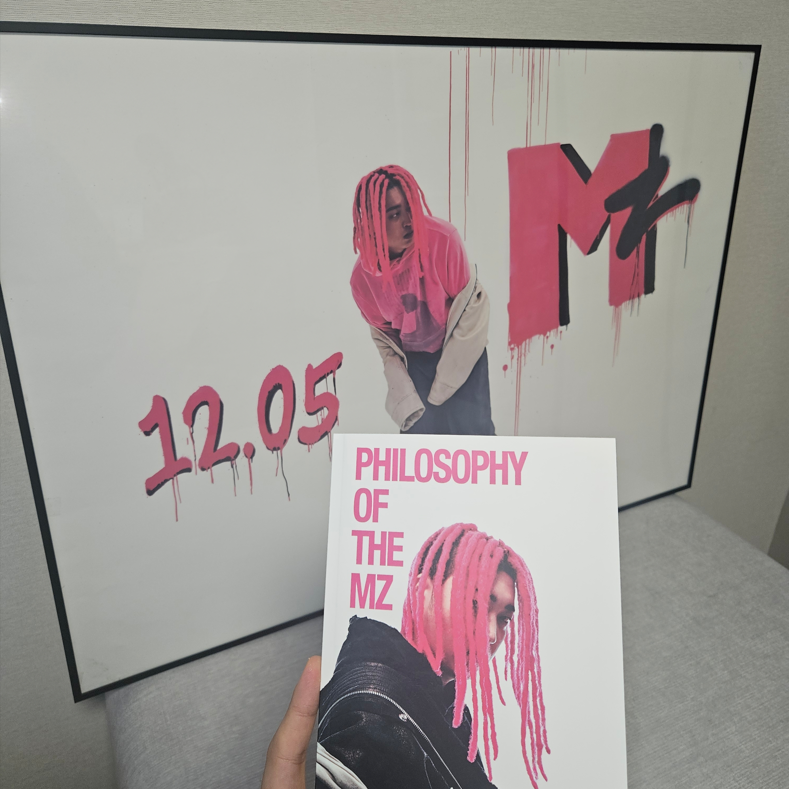 PHILOSOPHY OF THE MZ (A Philosophical Inquiry) 착용 스타일 - 2