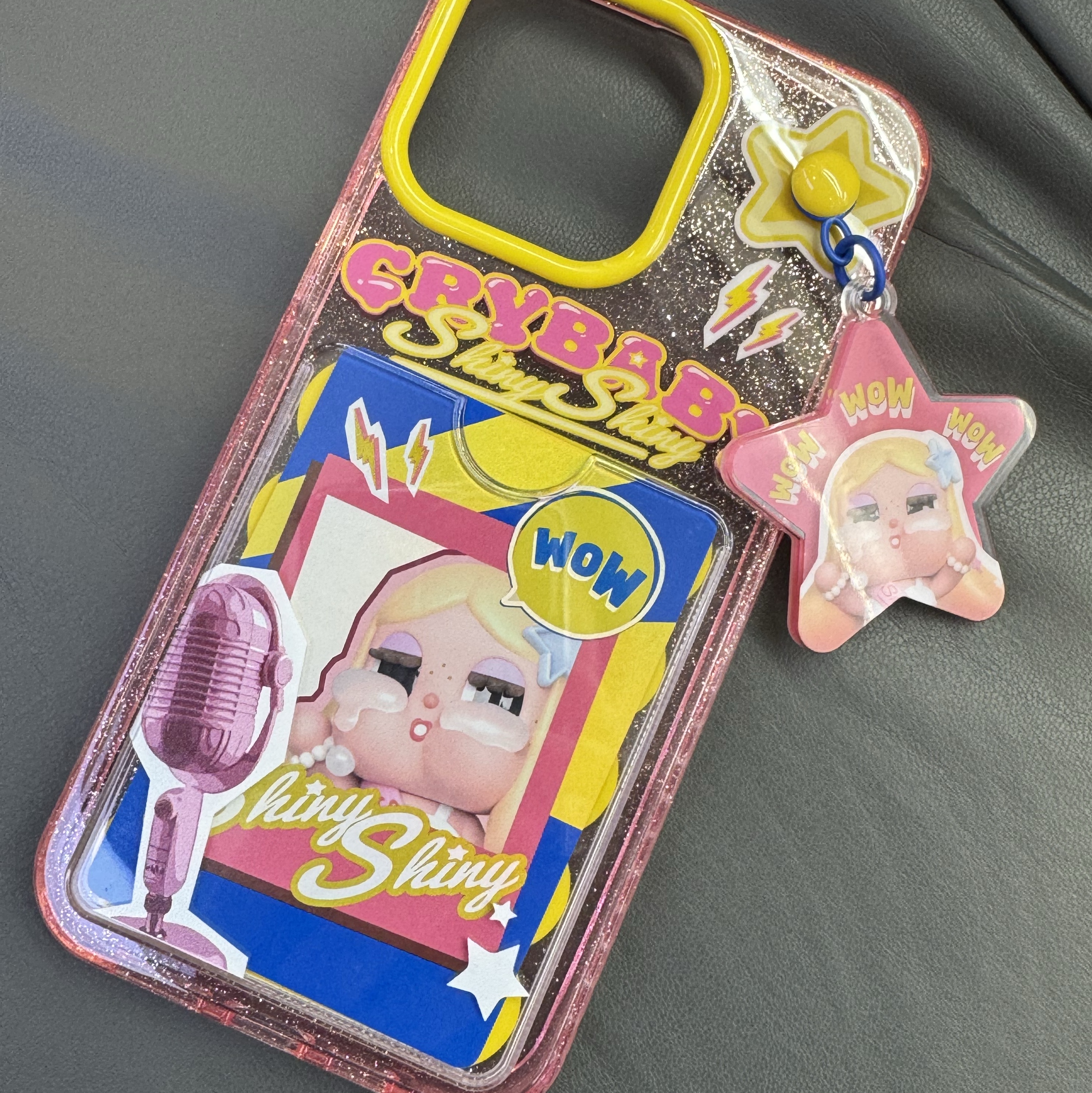 Pop Mart Crybaby Shiny Shiny Series Phone Case iPhone 15 Pro Max 착용 스타일