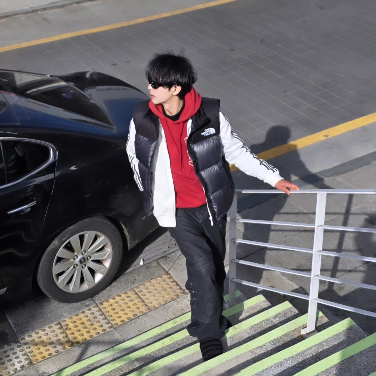 The North Face Novelty Nuptse Vest RDS Dark Gray - 25FW, Adidas German Beckenbauer Track Top Off White - KR Sizing 착용 스타일 - 1