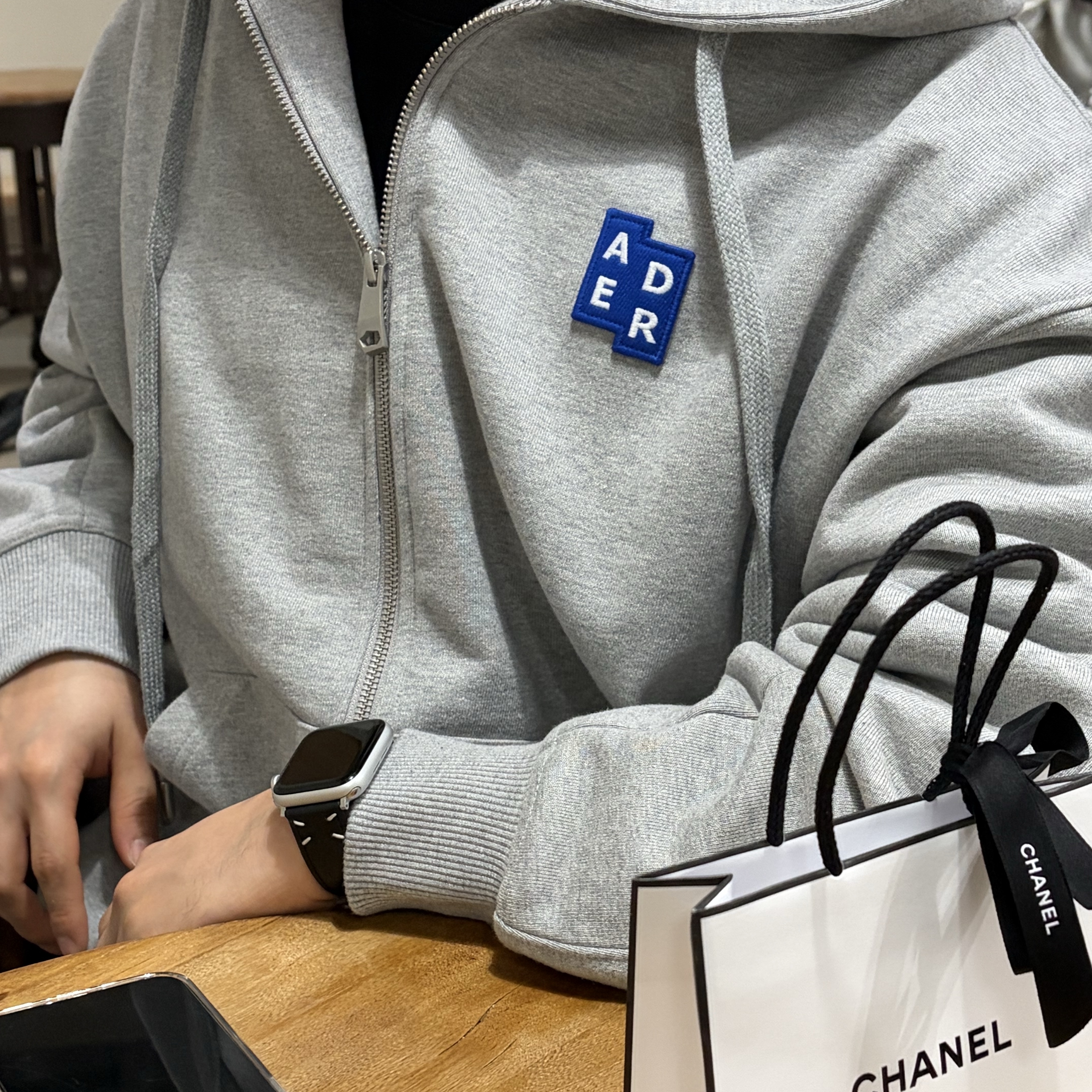 Ader Error Sig; TRS/BL Tag Hoodie Zip-Up 02 Grey 착용 스타일