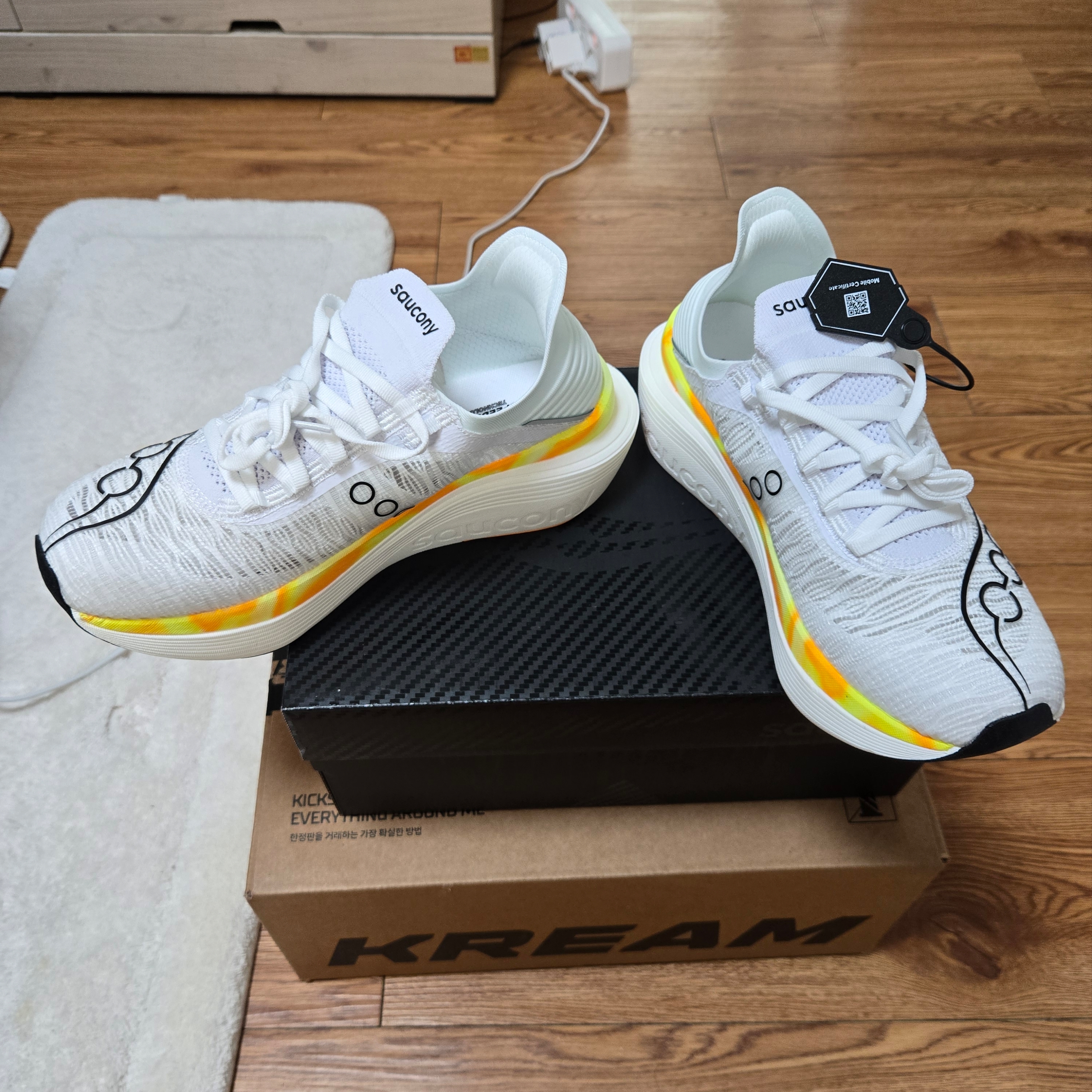 Saucony Endorphin Elite 2 White Peel 착용 스타일 - 4