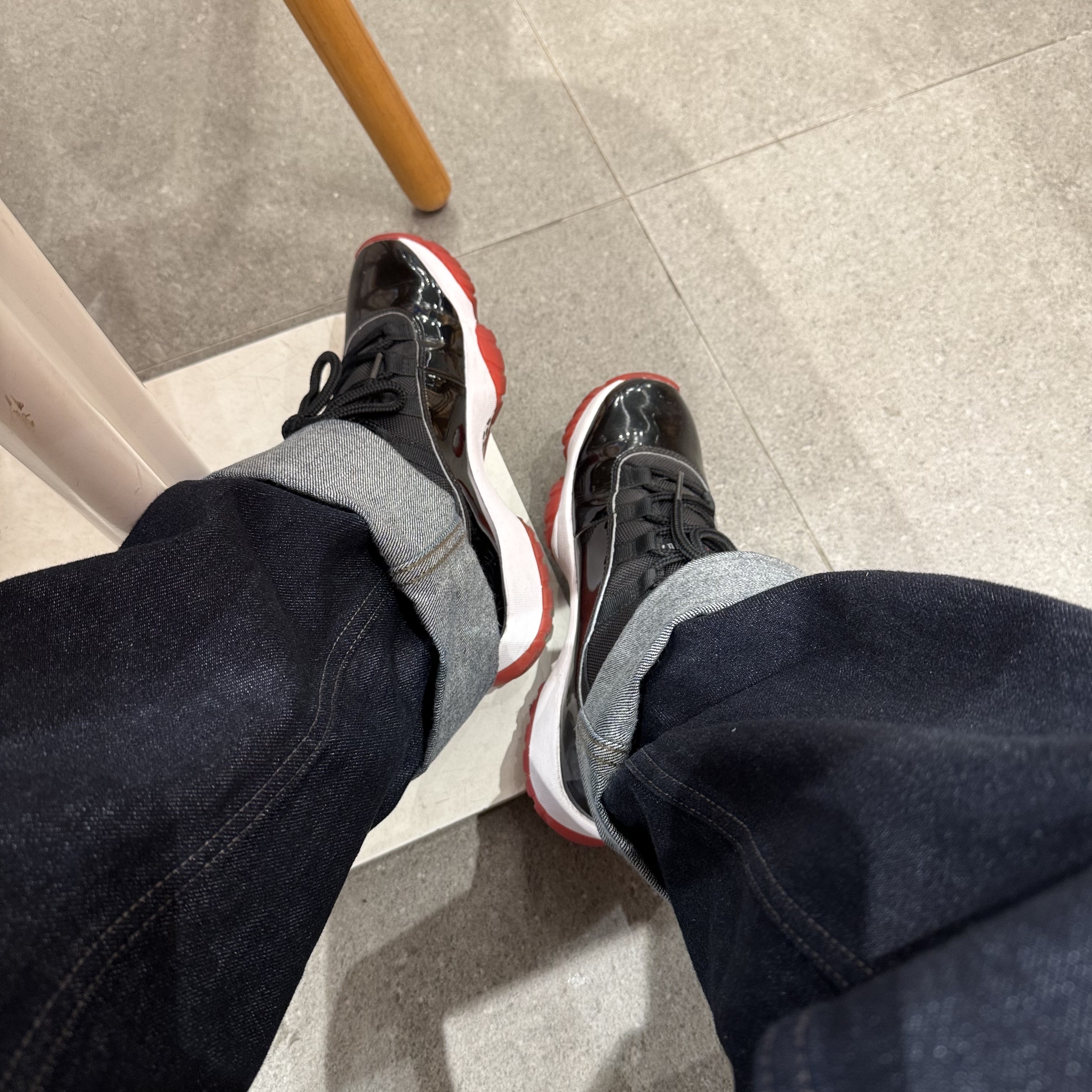 Jordan 11 Retro Bred 2019, Uniqlo x JW Anderson Straight Jean Blue - KR 착용 스타일 - 1