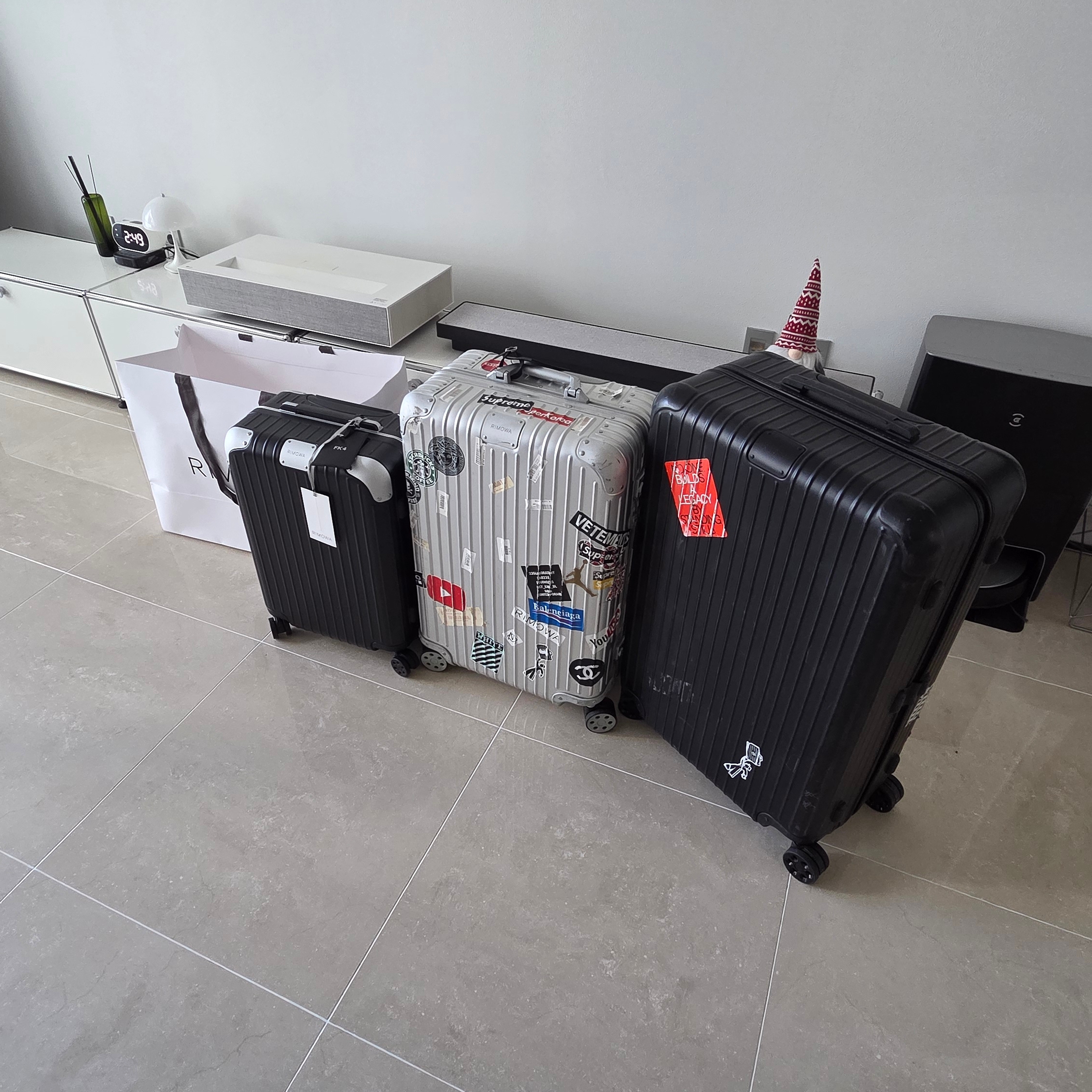 Rimowa Hybrid Cabin Anodised Aluminium Polycarbonate Steel Blue 착용 스타일 - 9