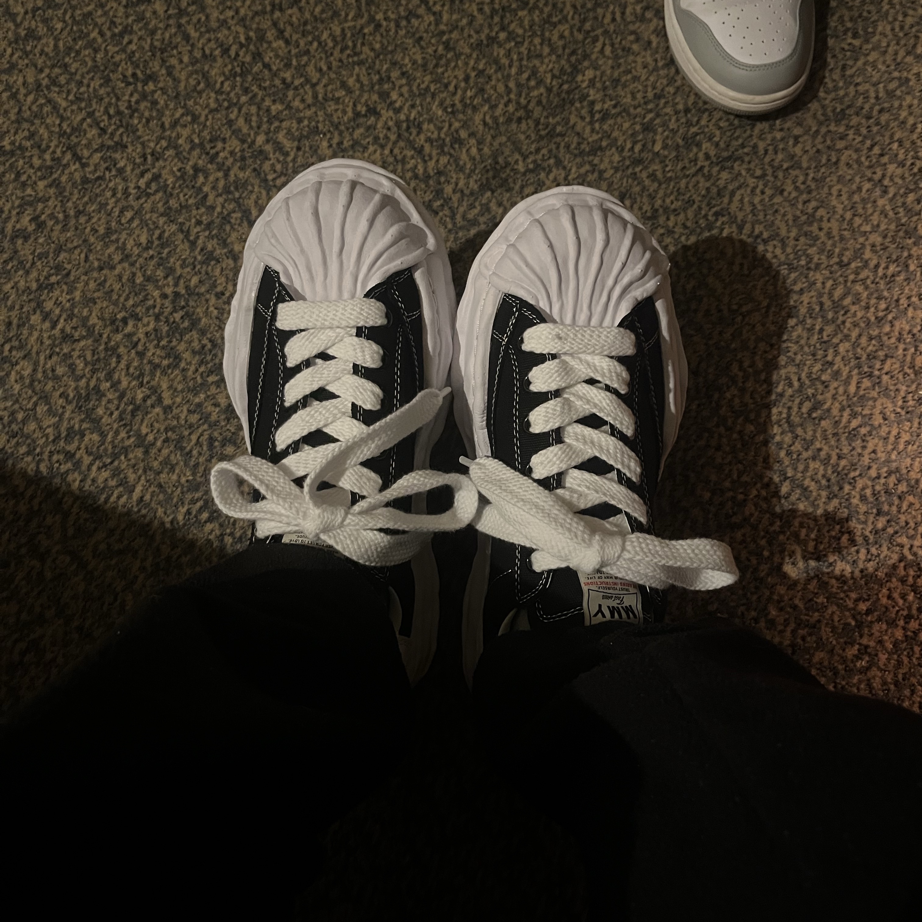 Maison Mihara Yasuhiro Blakey OG Sole Canvas Low-top Sneakers Black White 착용 스타일 - 2