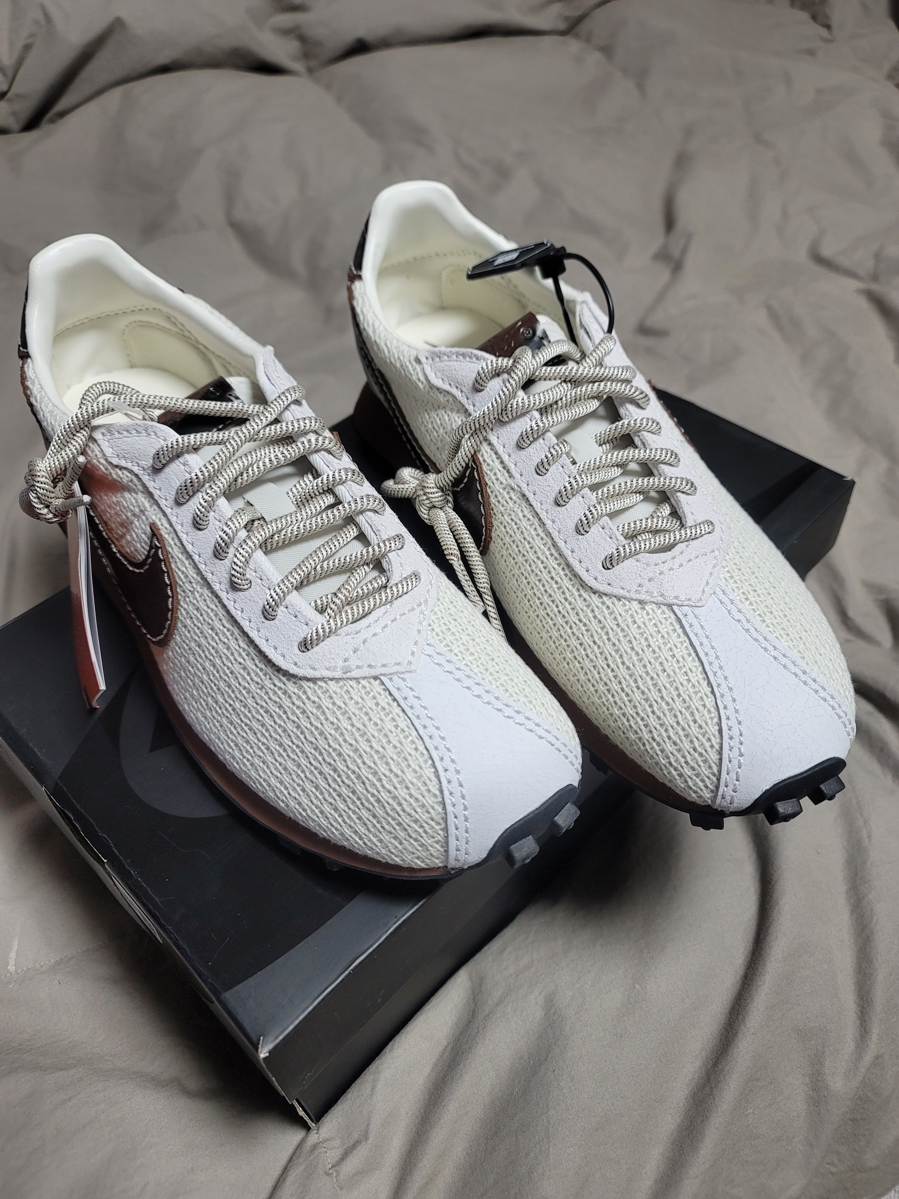 Nike LD-1000 Soft Pearl Black 착용 스타일 - 1