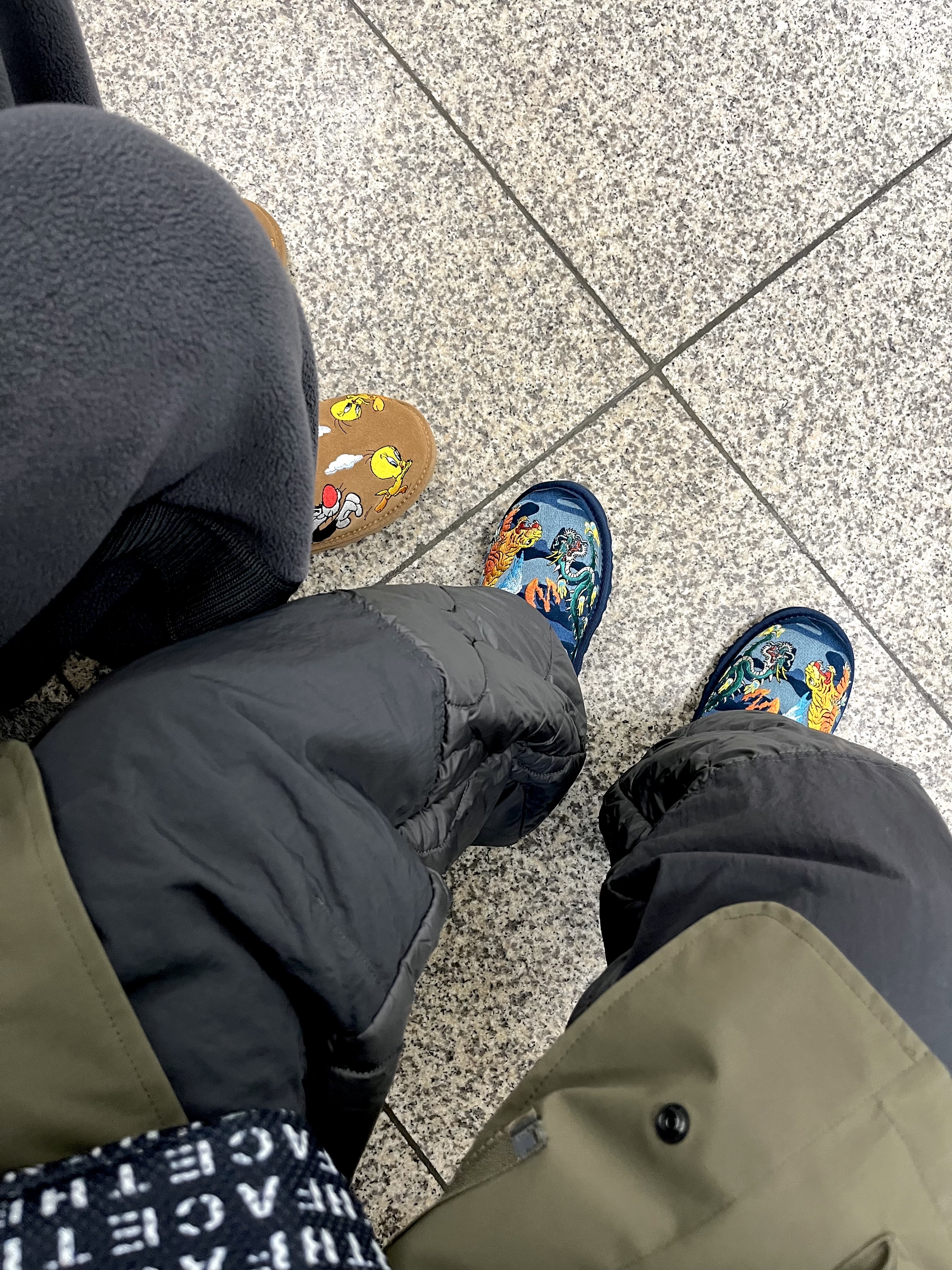 UGG x Palace Ultra Mini Boot Navy Camo, UGG x Palace x Looney Tunes Ultra Mini Boot Chestnut 착용 스타일