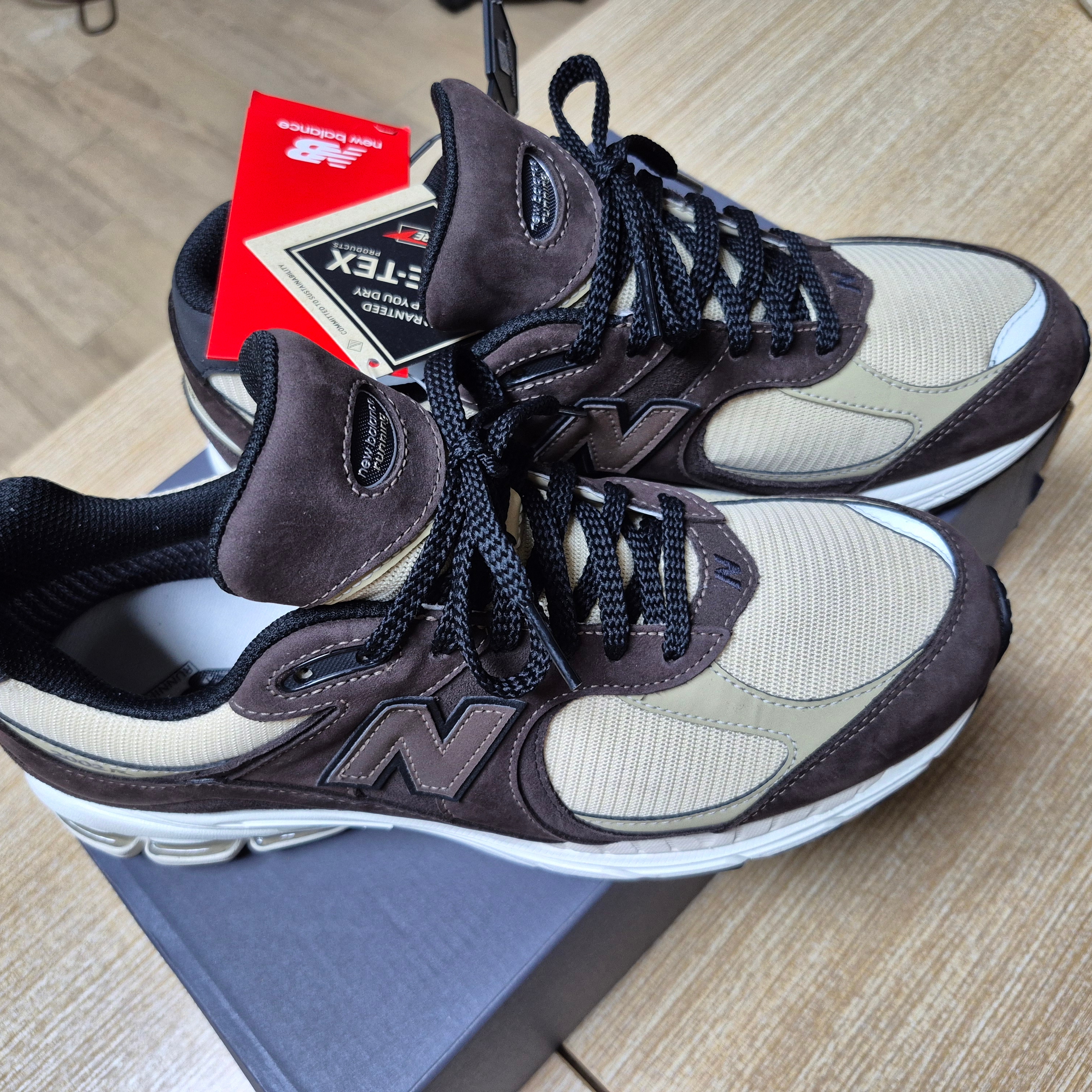 New Balance 2002R Gore-Tex Brown Beige 착용 스타일
