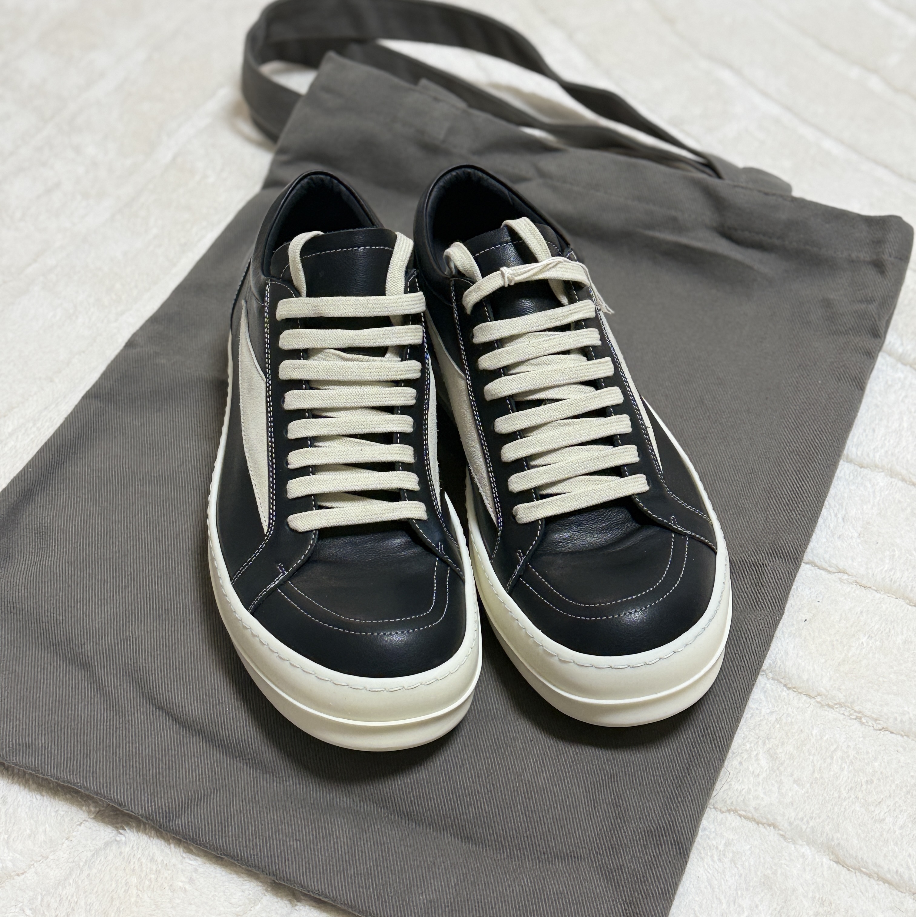 Rick Owens Vintage Sneakers in Full Grain Calf Leather And Velour Suede Black Milk Milk 착용 스타일 - 2