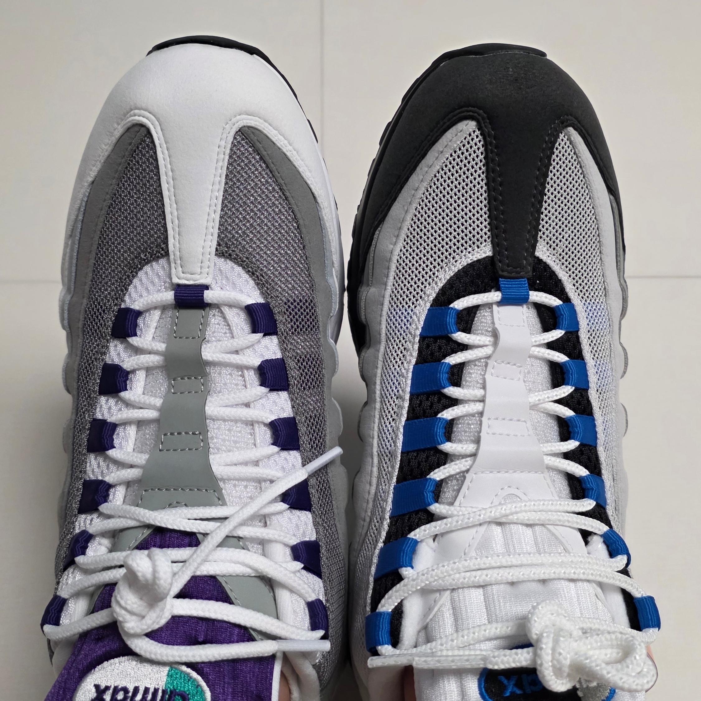 (W) Nike Air Max 95 White Emerald Green, Nike Air Max 95 OG Cool Grey and Blue Spark 착용 스타일 - 3