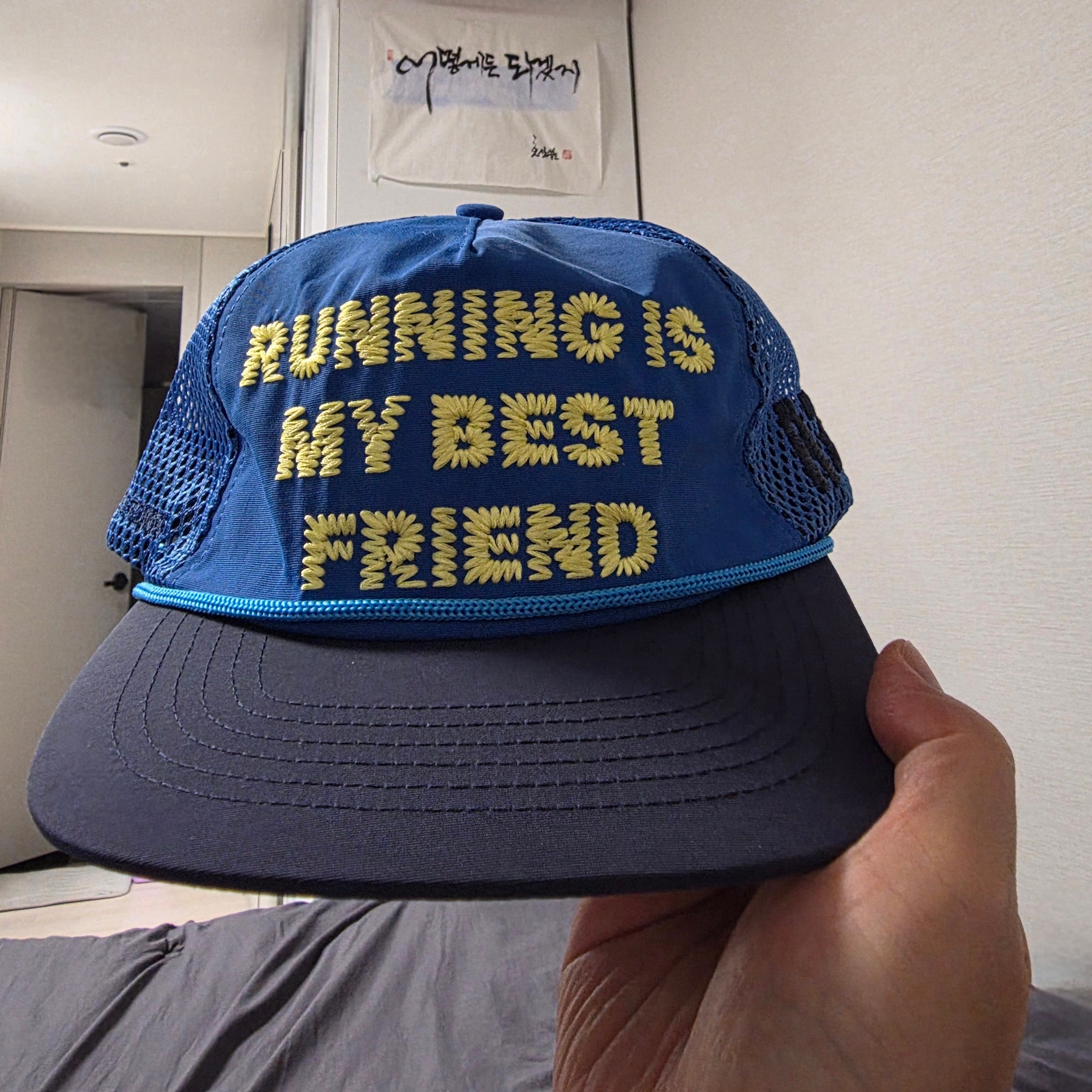 Alex Zono Running Is My Best Friend Trucker Blue 착용 스타일 - 1