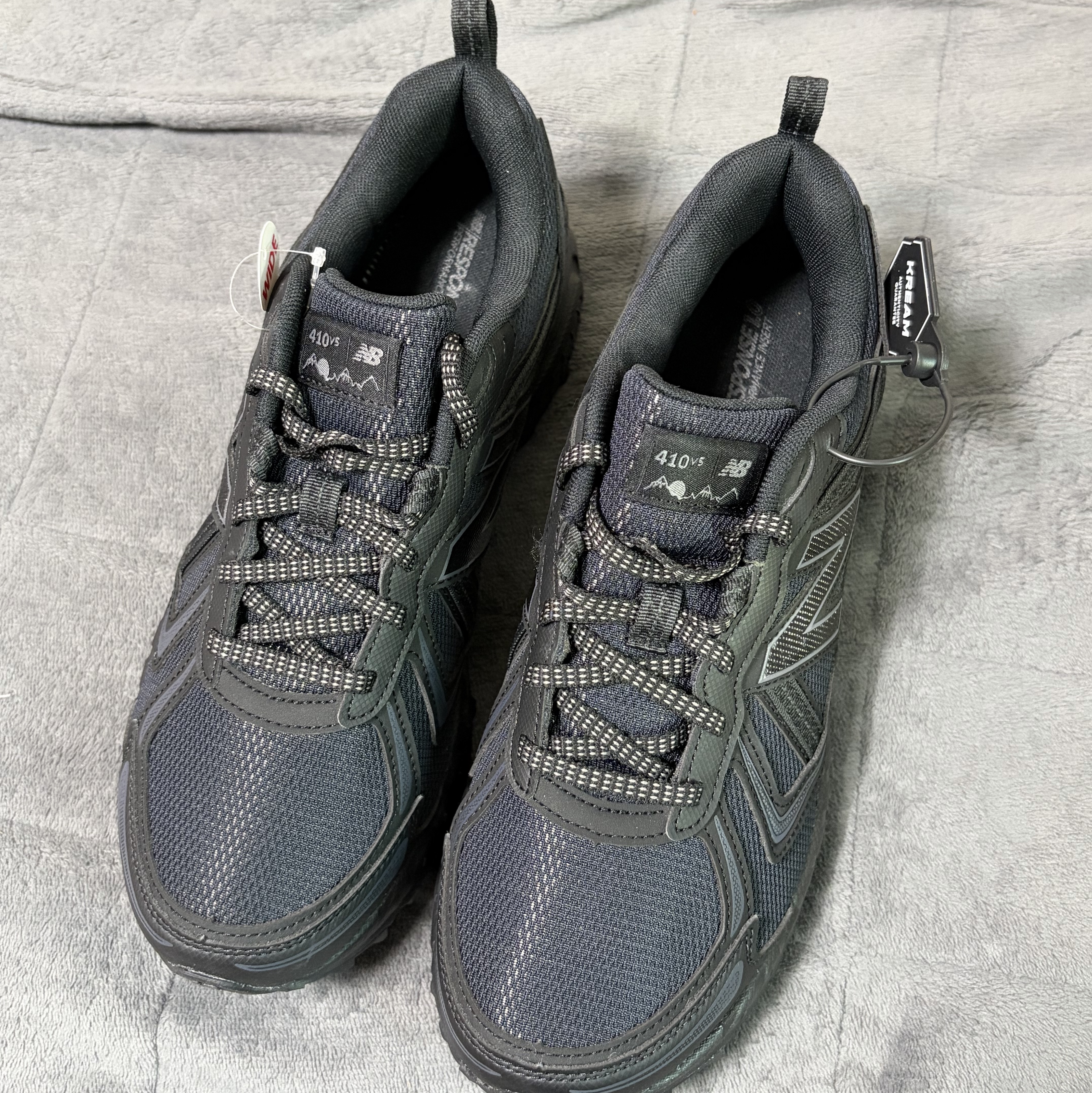 New Balance 410v5 Black - 2E Wide 착용 스타일 - 2