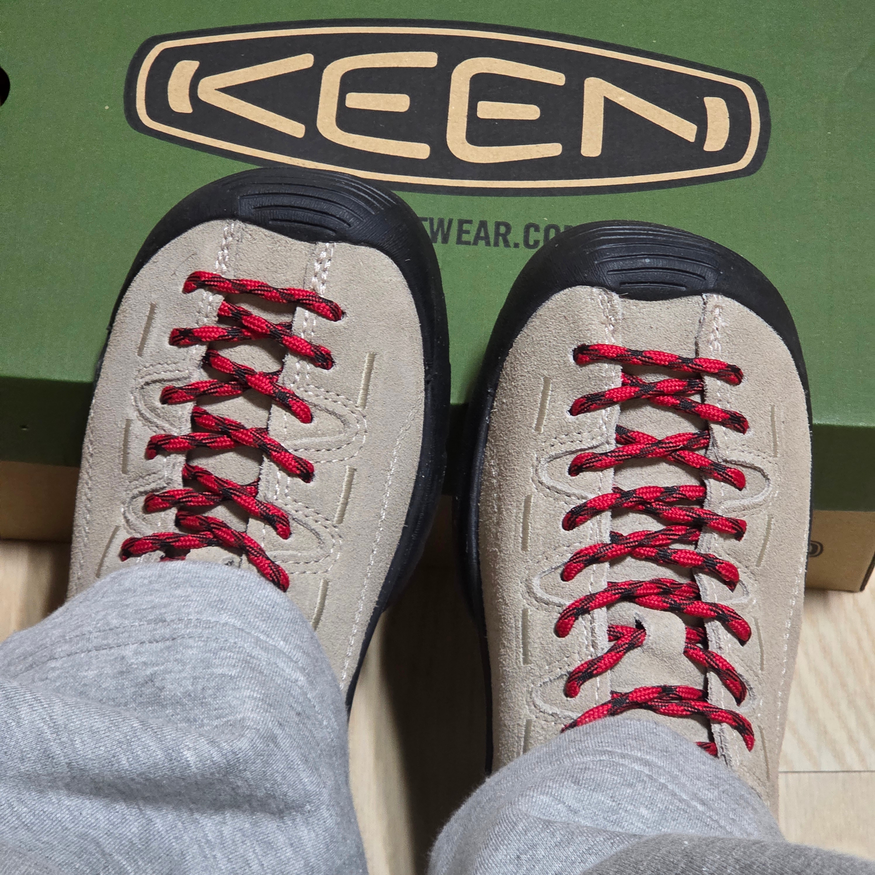Keen Jasper Suede Sneakers Silver Mink 착용 스타일 - 2