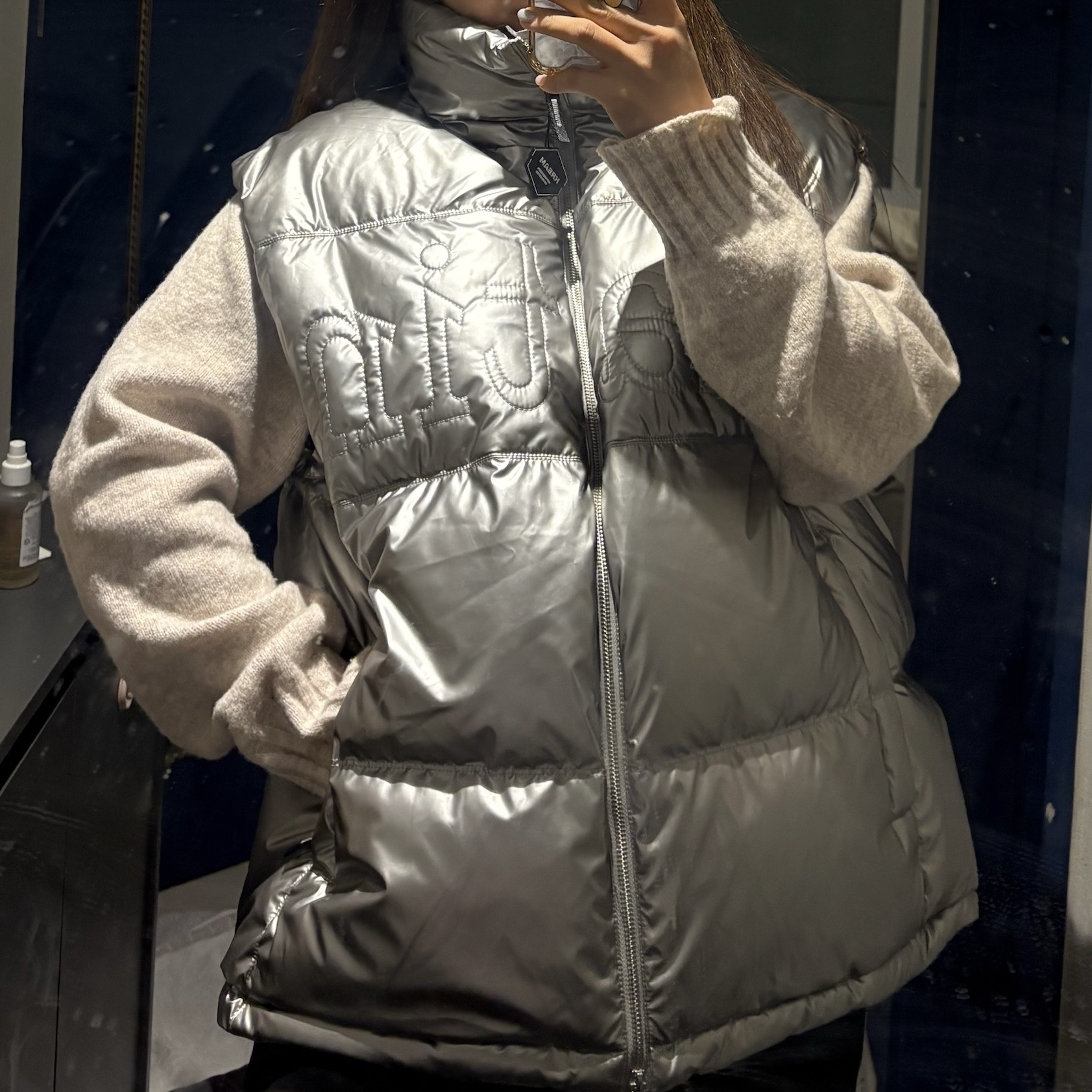 Matin Kim Big Logo Point Down Vest Silver 착용 스타일