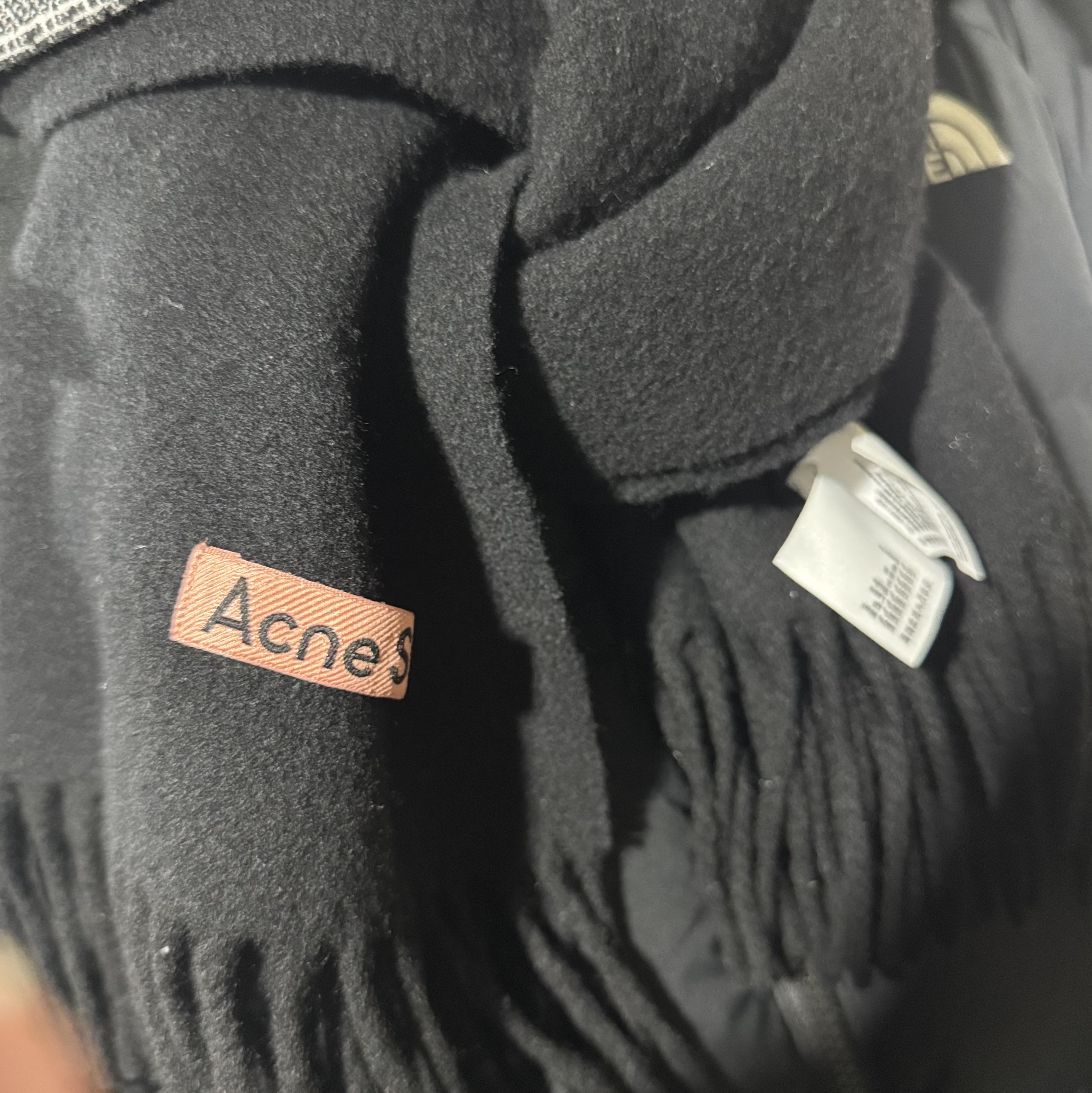 Acne Studios Canada New Oversized Muffler Black 착용 스타일