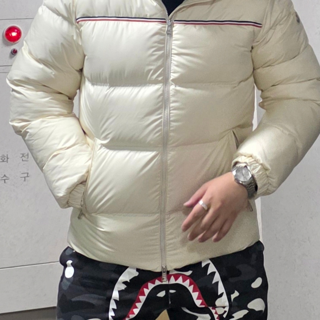 Moncler Bouvaque Padding Jumper White - 25FW, BAPE City Camo Shark Relaxed Fit Sweatpants Black 착용 스타일