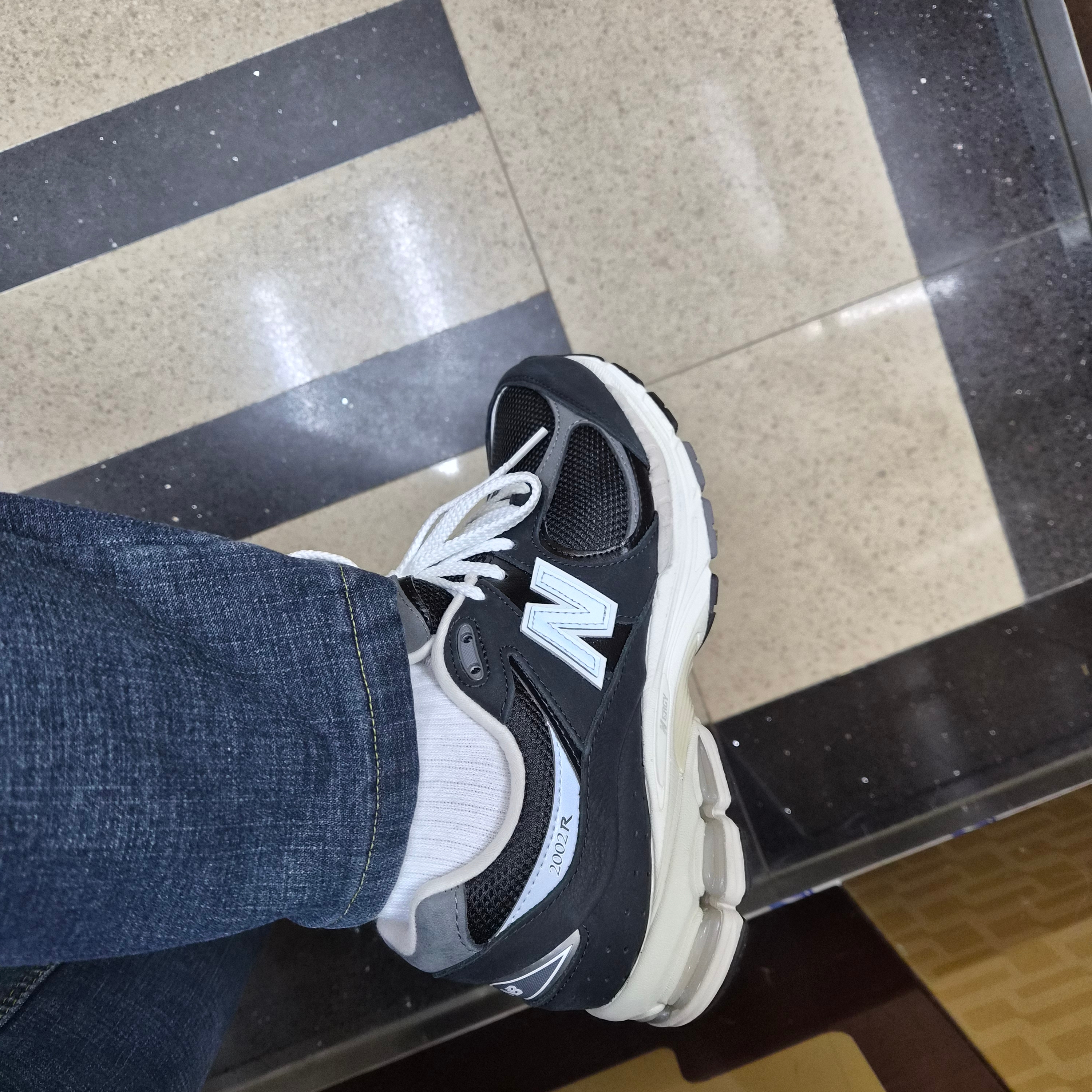New Balance 2002R Premium Vintage Black 착용 스타일 - 1