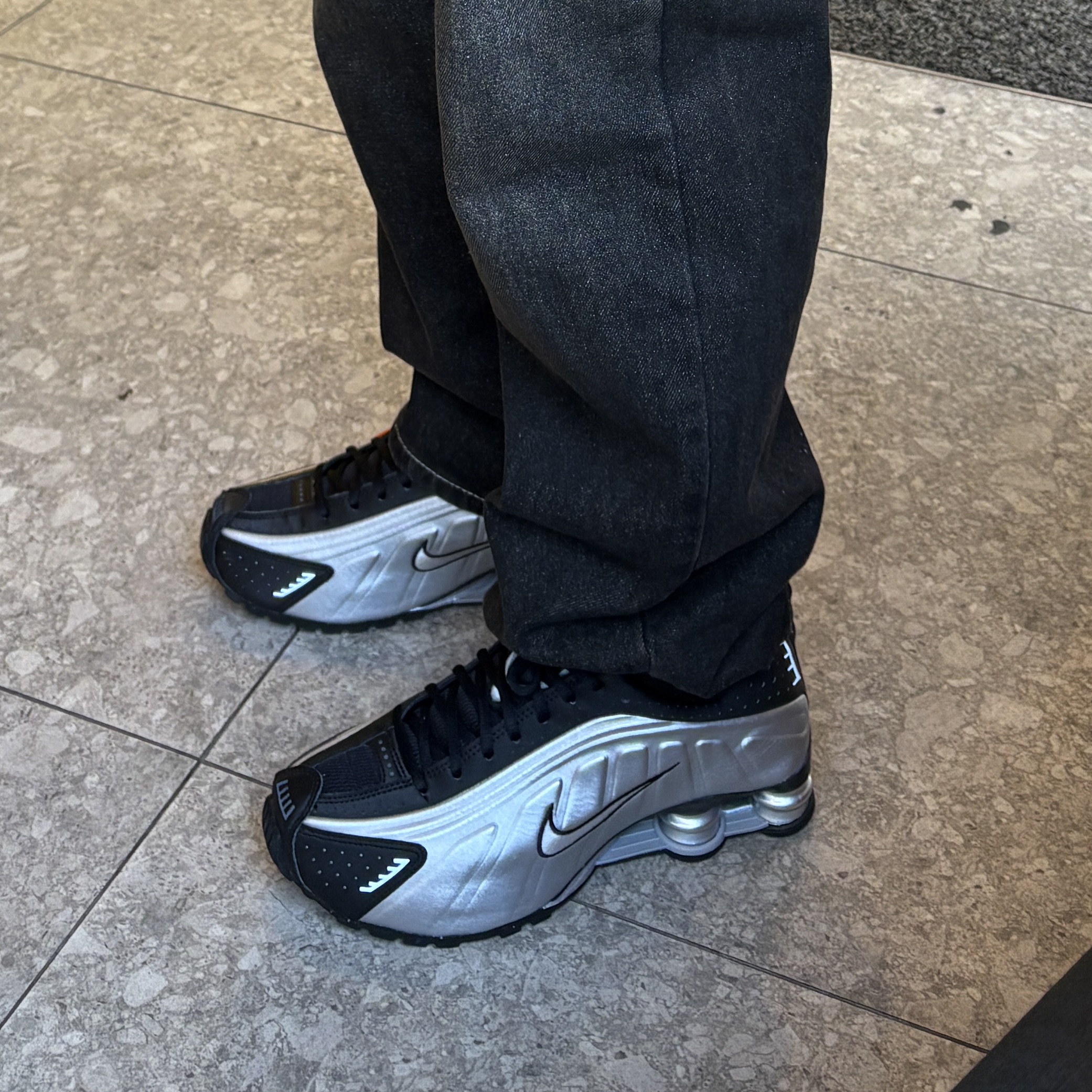 Nike Shox R4 Metallic Silver Black 착용 스타일 - 6