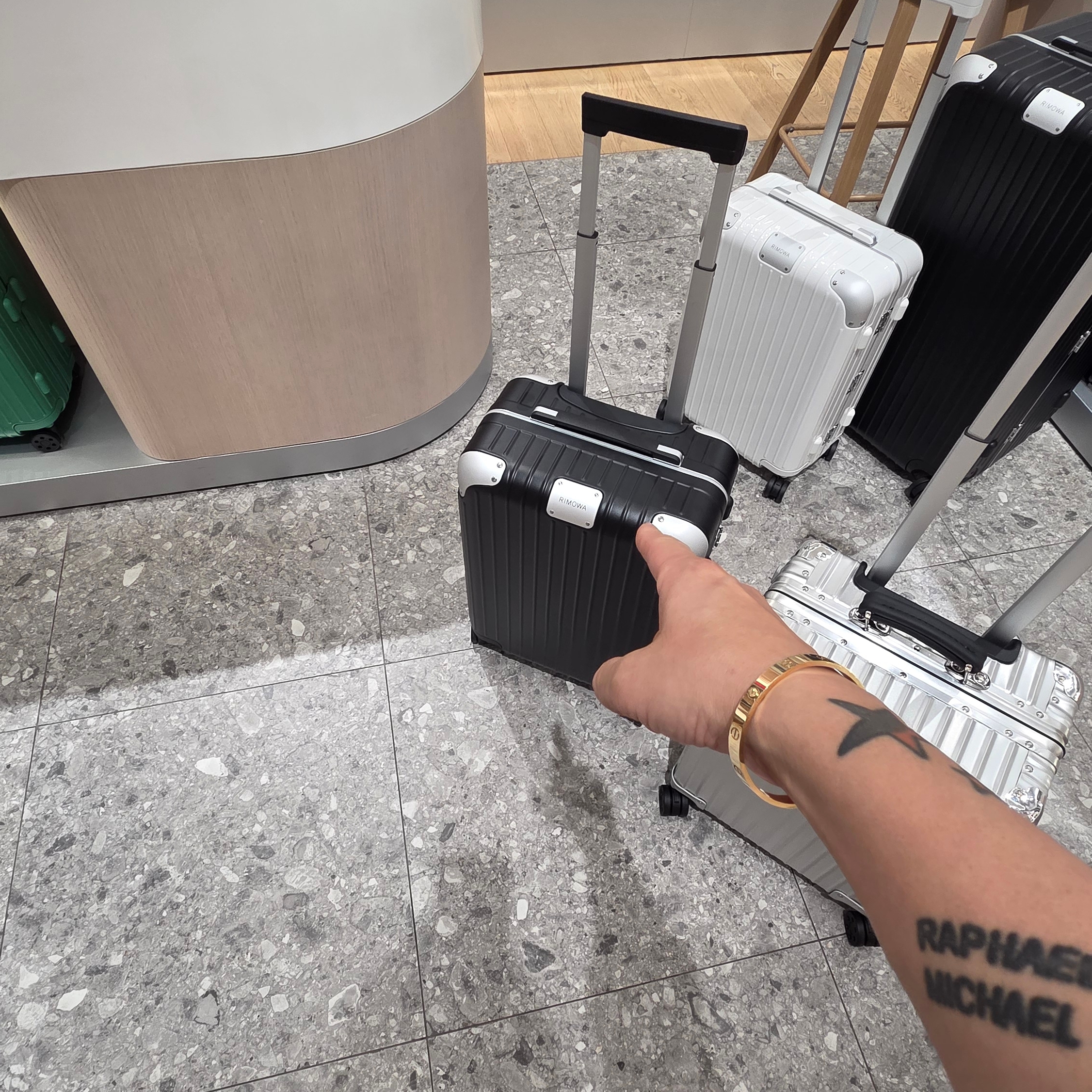Rimowa Hybrid Cabin Anodised Aluminium Polycarbonate Steel Blue 착용 스타일 - 3