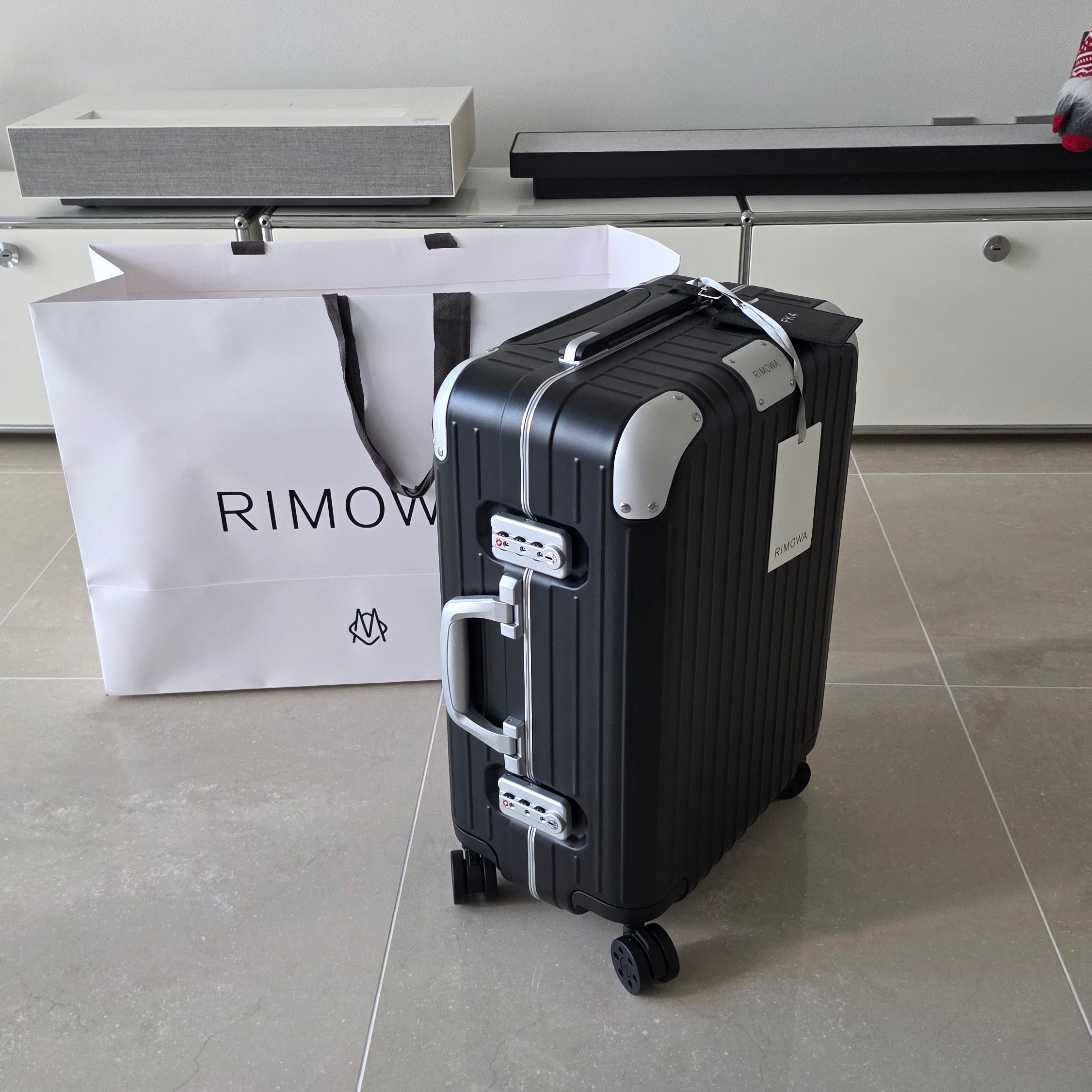 Rimowa Hybrid Cabin Anodised Aluminium Polycarbonate Steel Blue 착용 스타일 - 7