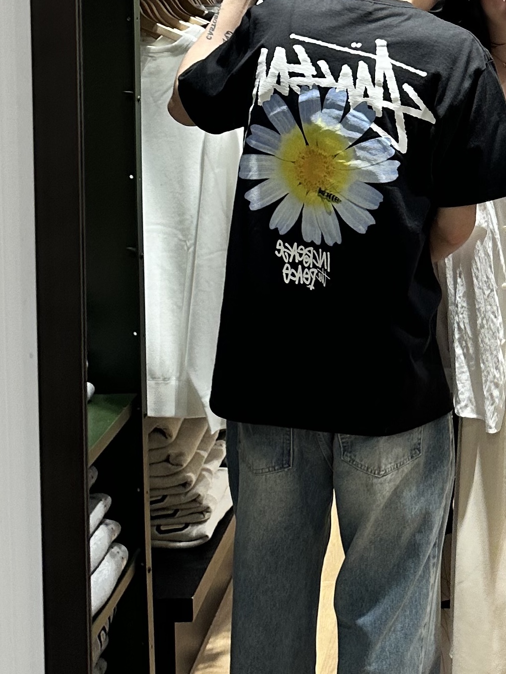 Stussy ITP Flower T-Shirt Black, Bottega Veneta Bi-Fold Wallet Parakeet 착용 스타일 - 1
