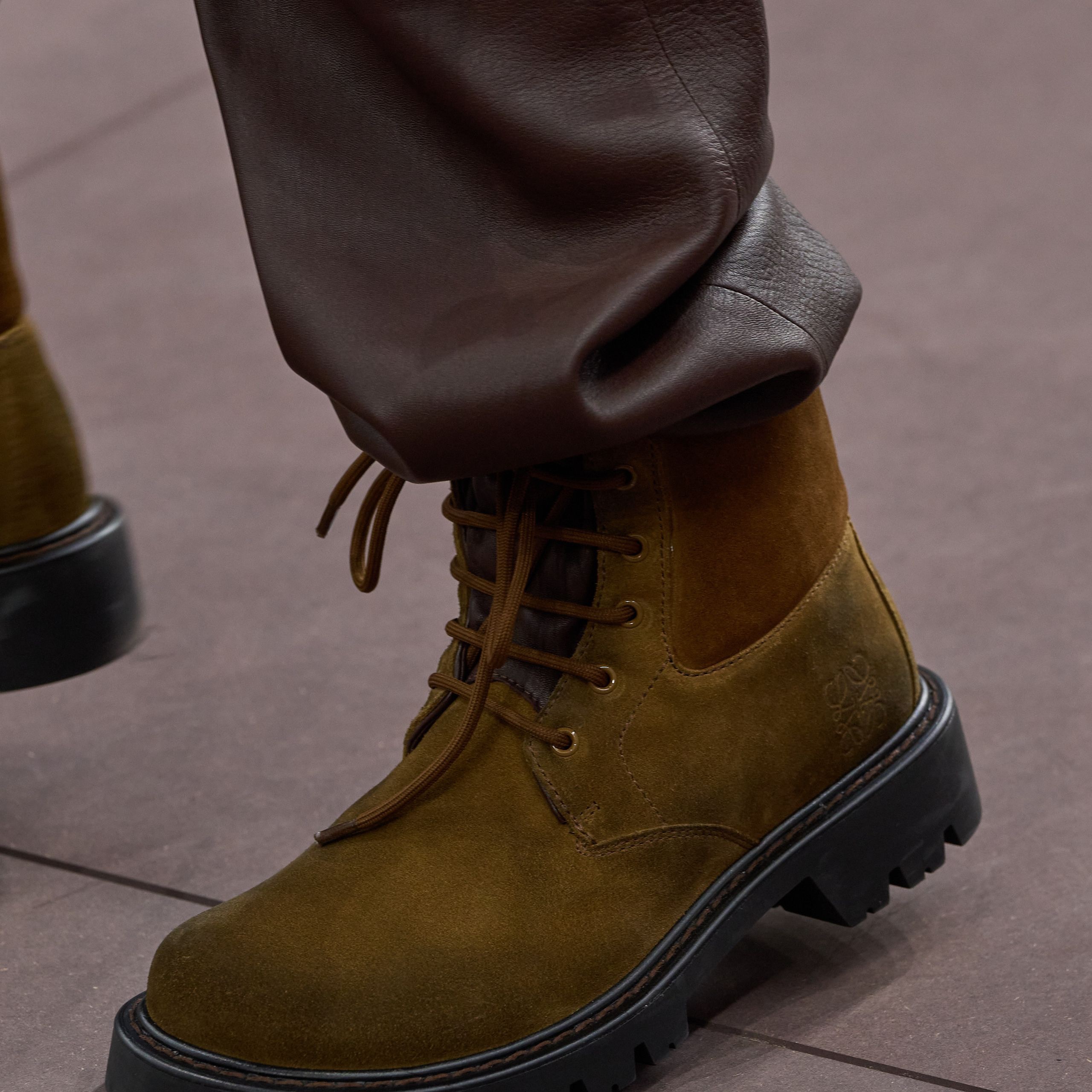 Loewe Sierra Leather Ankle Boots Tobacco Brown 착용 스타일 - 5