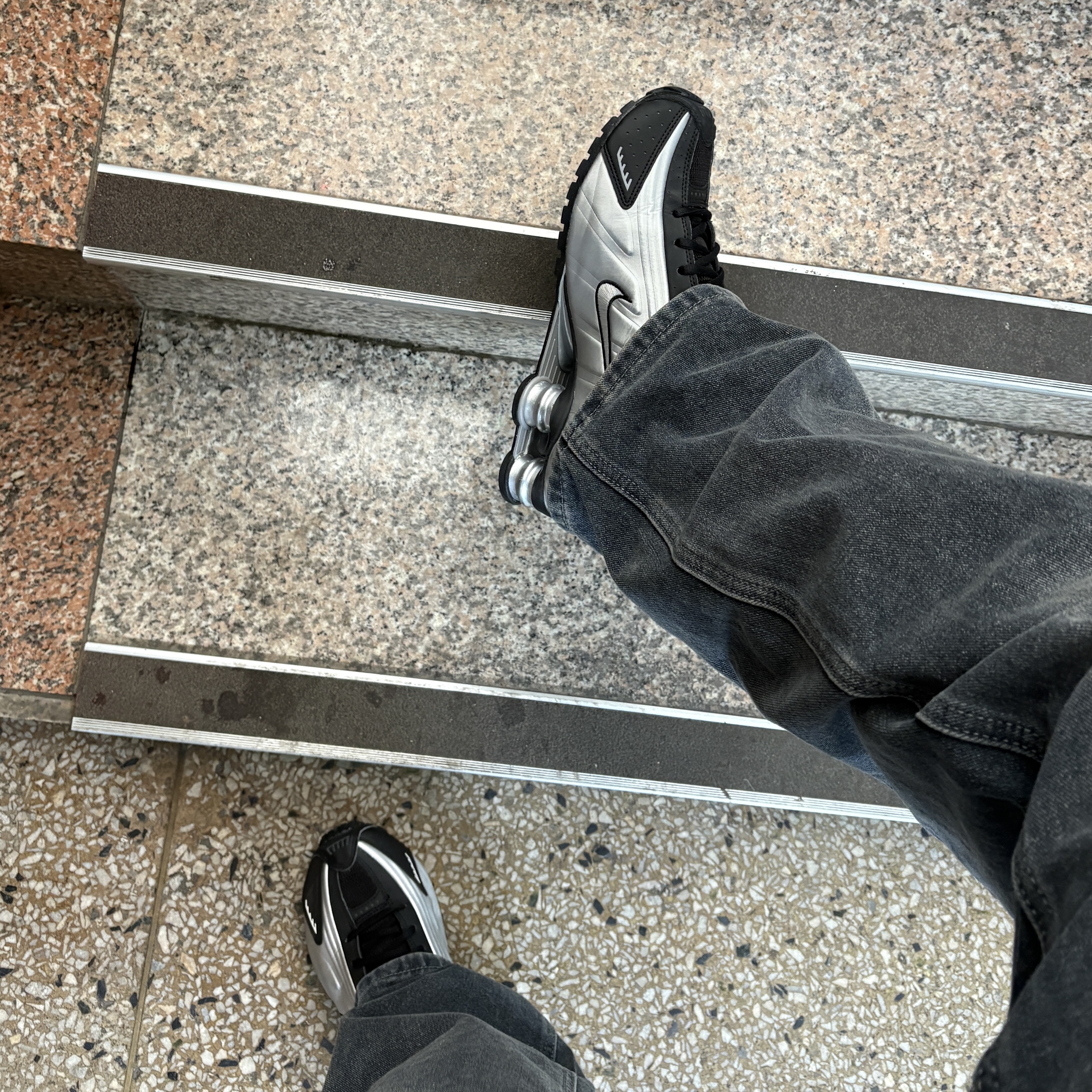 Nike Shox R4 Metallic Silver Black 착용 스타일 - 5