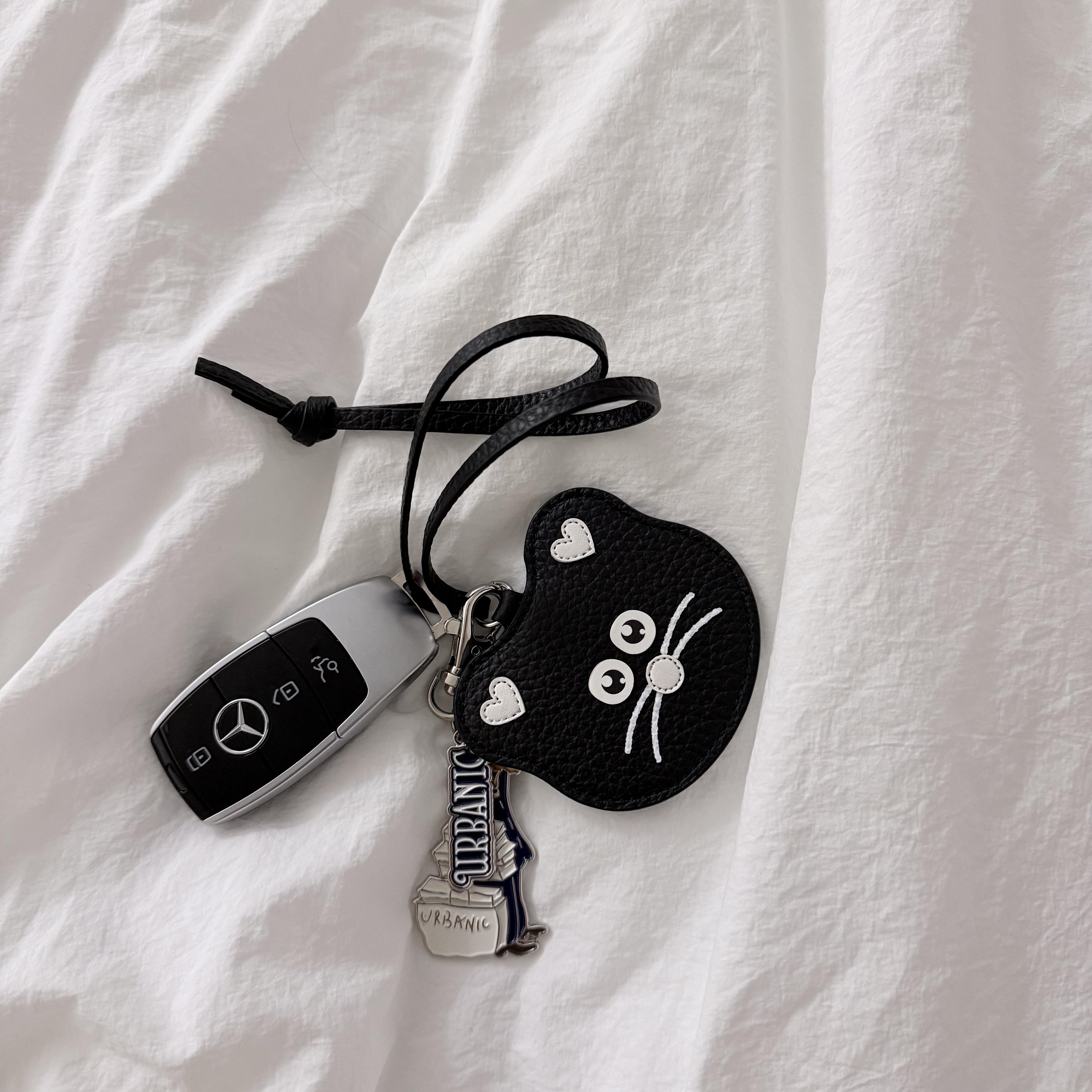 Demars X MNH Bag Charm Black 착용 스타일 - 1
