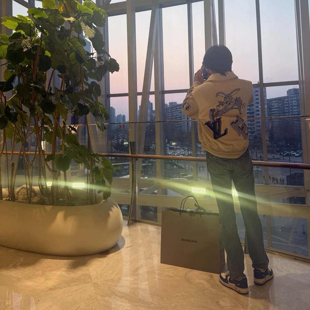 Louis Vuitton x Nike Air Force 1 Low by Virgil Abloh White Team Royal, Louis Vuitton Multi Patch Mixed Leather Varsity Blouson Milky White 착용 스타일